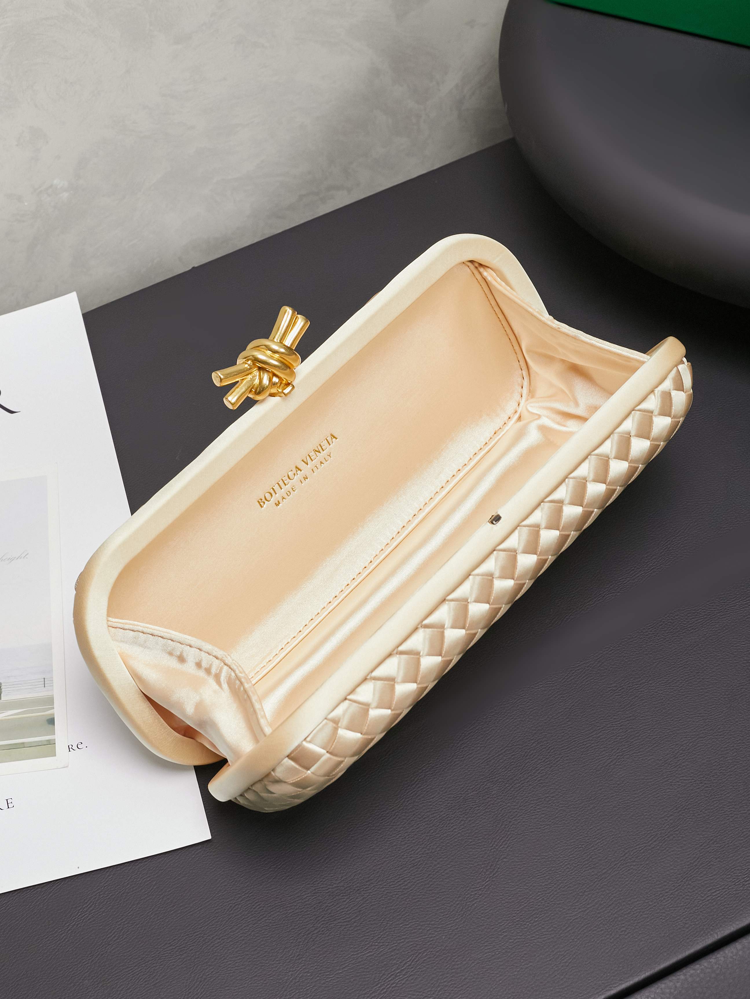 #BV new kont evening handbag ✨ (717622 25cm) This dazzling
B-V🎉Beauty must be impeccable🎉INTRECCIATO woven IMPERO STRETCH KNOT clutch bag, hand-woven silk, smooth satin piping, Intrecciato woven engraved metal buckle, silk satin lining Size: 25x10x5cm photo 9