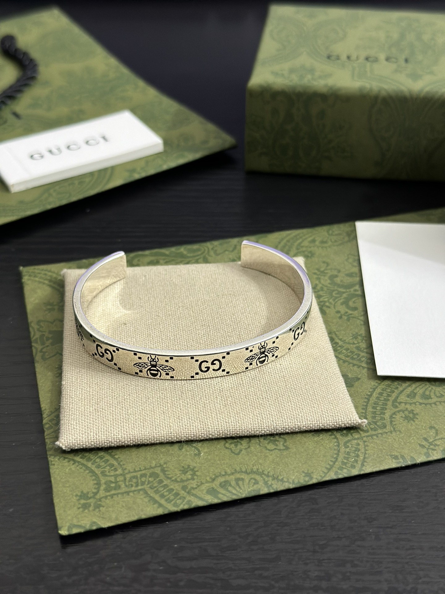 NO:106244,Counter hot products, direct sales from manufacturers, counter-to-version Guuc* bee bracelet, jewelry quality, bracelet19860909专柜爆款 厂家直销 专柜对版 Guuc*蜜蜂手镯,饰品精品,bracelet,Jewelry