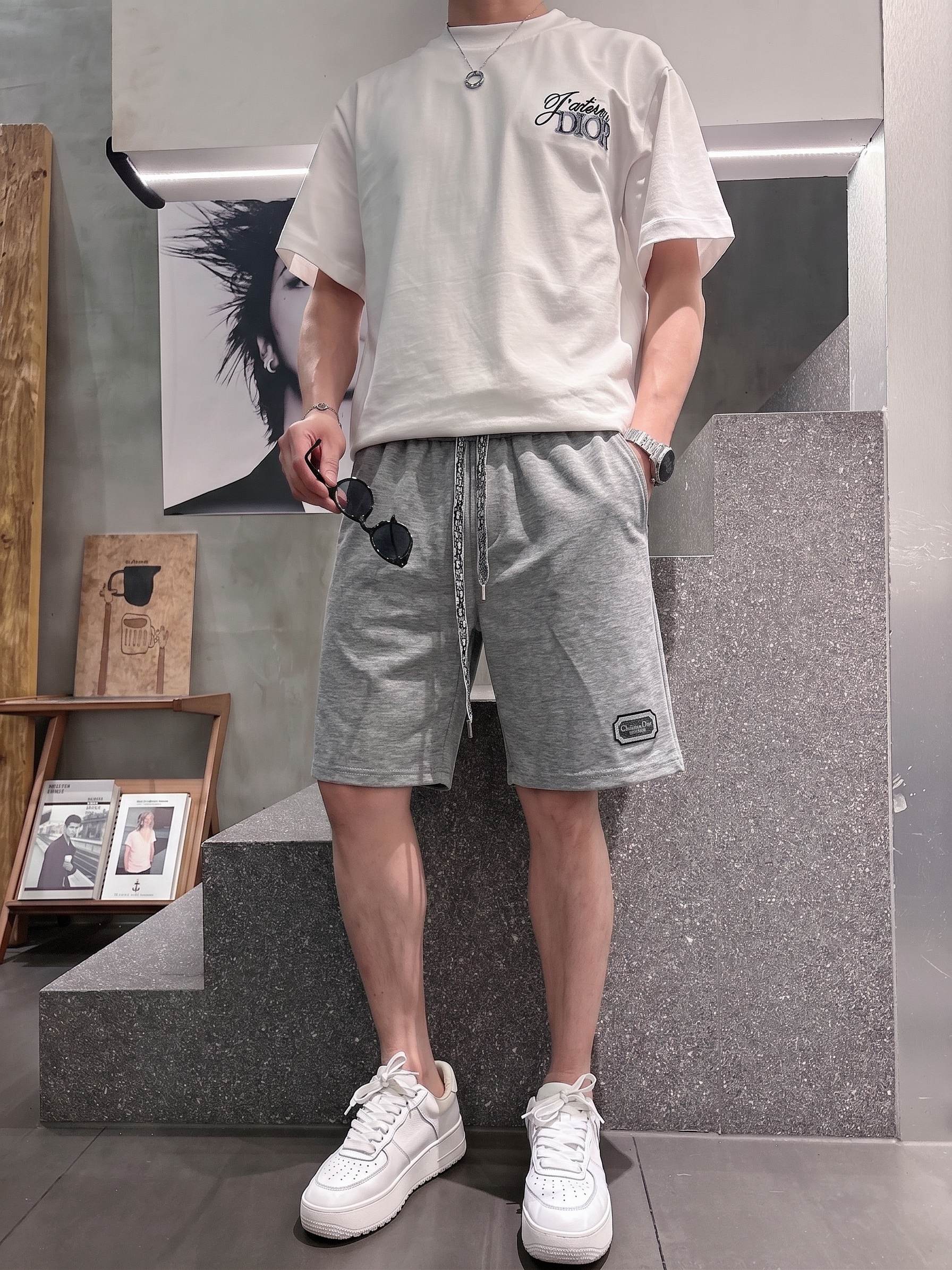 .  迪奥 2026春夏新款男士休闲宽松短裤 五分裤 高端货简洁时尚大方定制原版进口面料简洁利落又清爽品质做工细节精美简