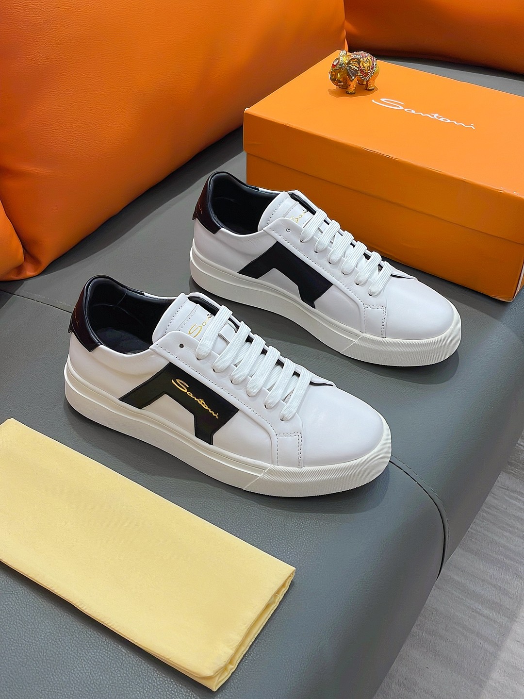 NO:270189,Product name [Santoni] Regular size: 38-44 (casual shoes) Product material selection Cowhide upper, soft sheepskin inner lining; original outsole., cowhide, sheepskin19860909商品名称【圣东尼】 正规码数:38-44（休闲鞋） 商品材料精选 牛皮鞋面,柔软羊皮内里；原厂大底.,,cowhide,sheepskin,Men's shoes