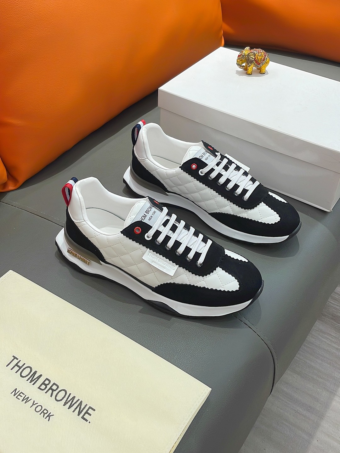 NO:271919,Product name [THOM BROWNE] Tom Brown Regular size: 38-44 (casual shoes) Product material selection Cowhide upper, comfortable sheepskin lining; original factory special outsole;, thom brown, cowhide, sheepskin19860909商品名称【 THOM BROWNE】汤姆 布朗 正规码数: 38-44（休闲鞋） 商品材料精选 牛皮鞋面,舒适羊皮内里；原厂特供大底；,,thom browne,cowhide,sheepskin,Men's shoes