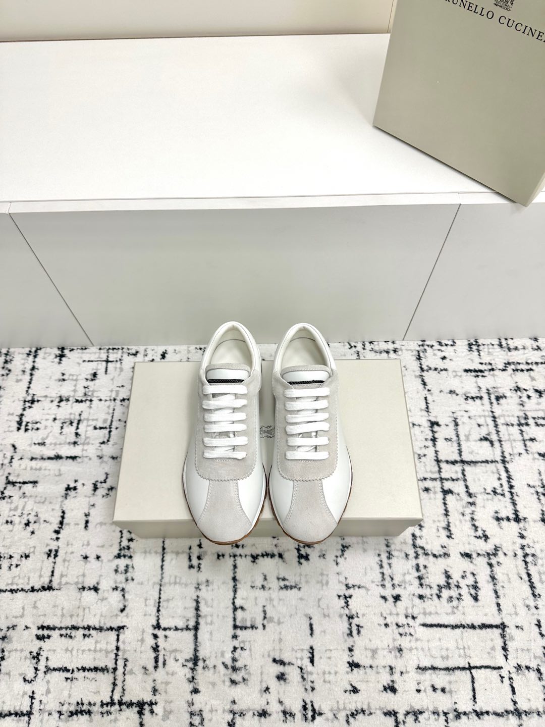 NO:173513,【brunellocucinelli】BC new early autumn new women's striped suede casual sneakers (decorative beaded sneakers) model number 25G27P upper one to one replica high merceration and cowhide special materials, matched with hardware chains, no fading, and no bubbles in the hardware ruler. Special counter leather for inner lining, special counter leather for foot pads, high density elastic latex (detachable independent high elastic latex insole) Outsole original TPR sole size 35-41 (40 41, customized without return), casual shoes/sports shoes, brunello cucinelli, sneakers, cowhide, chamois leather19860909【brunellocucinelli】BC新款早秋新品女士条纹麂皮休闲运动鞋（装饰镶珠运动鞋）款号25G27P 鞋面一比一复刻高丝光、牛皮拼接特殊材料 搭配五金链条不掉色,五金尺无气泡. 内里专用专柜牛皮 垫脚专用专柜牛皮 高密度弹力乳胶（可拆卸独立高弹力乳胶鞋垫） 大底原版TPR大底 码数35-41（40 41,定做不退换）,休闲鞋/运动鞋,brunello cucinelli,sneakers,cowhide,chamois leather,Women's Shoes