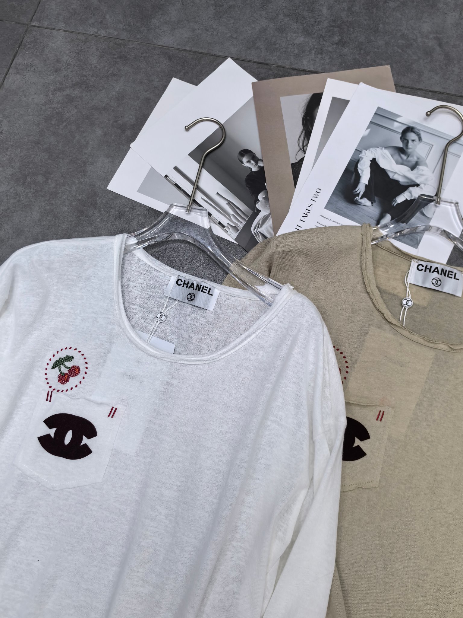 Simple White T-Shirt with Cherry Embroidery and Chest Pocket Design - 图片 2