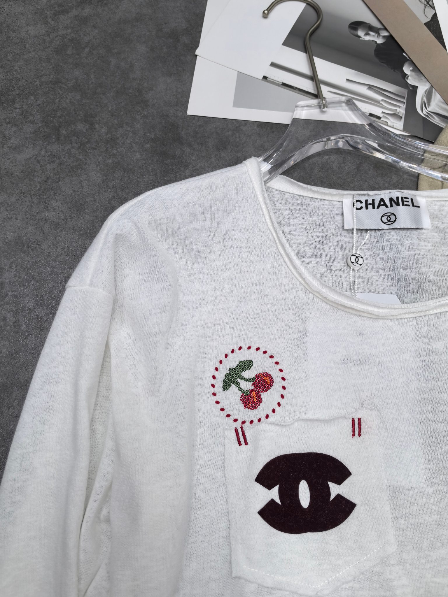 Simple White T-Shirt with Cherry Embroidery and Chest Pocket Design - 图片 3
