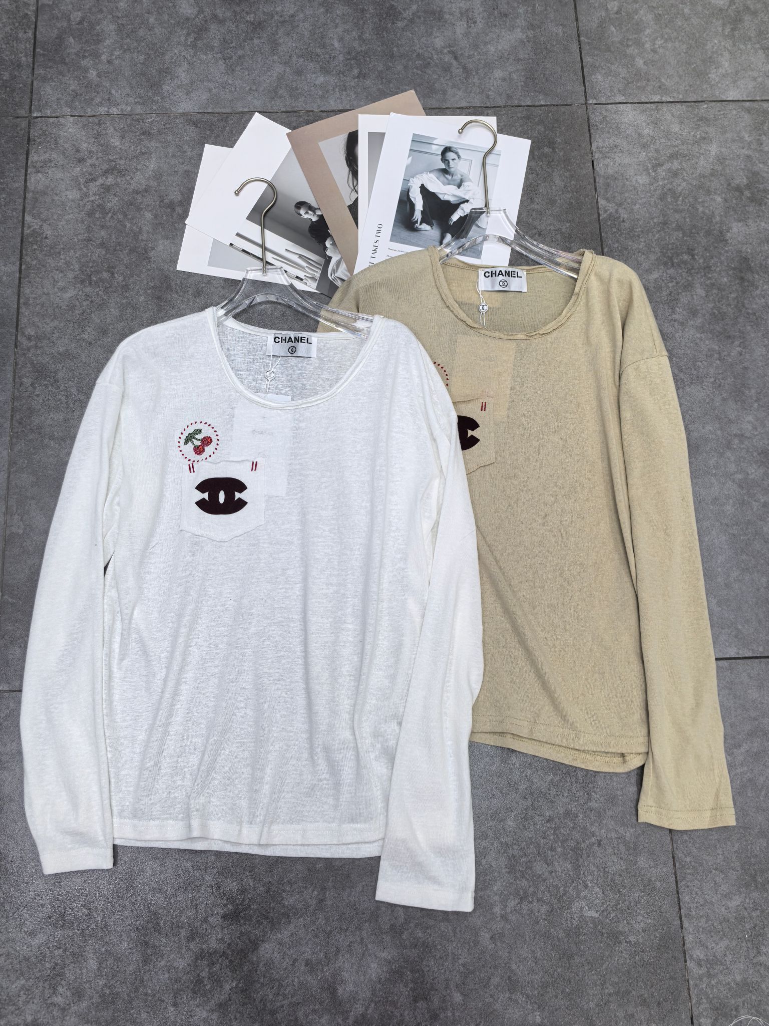 Simple White T-Shirt with Cherry Embroidery and Chest Pocket Design - 图片 1