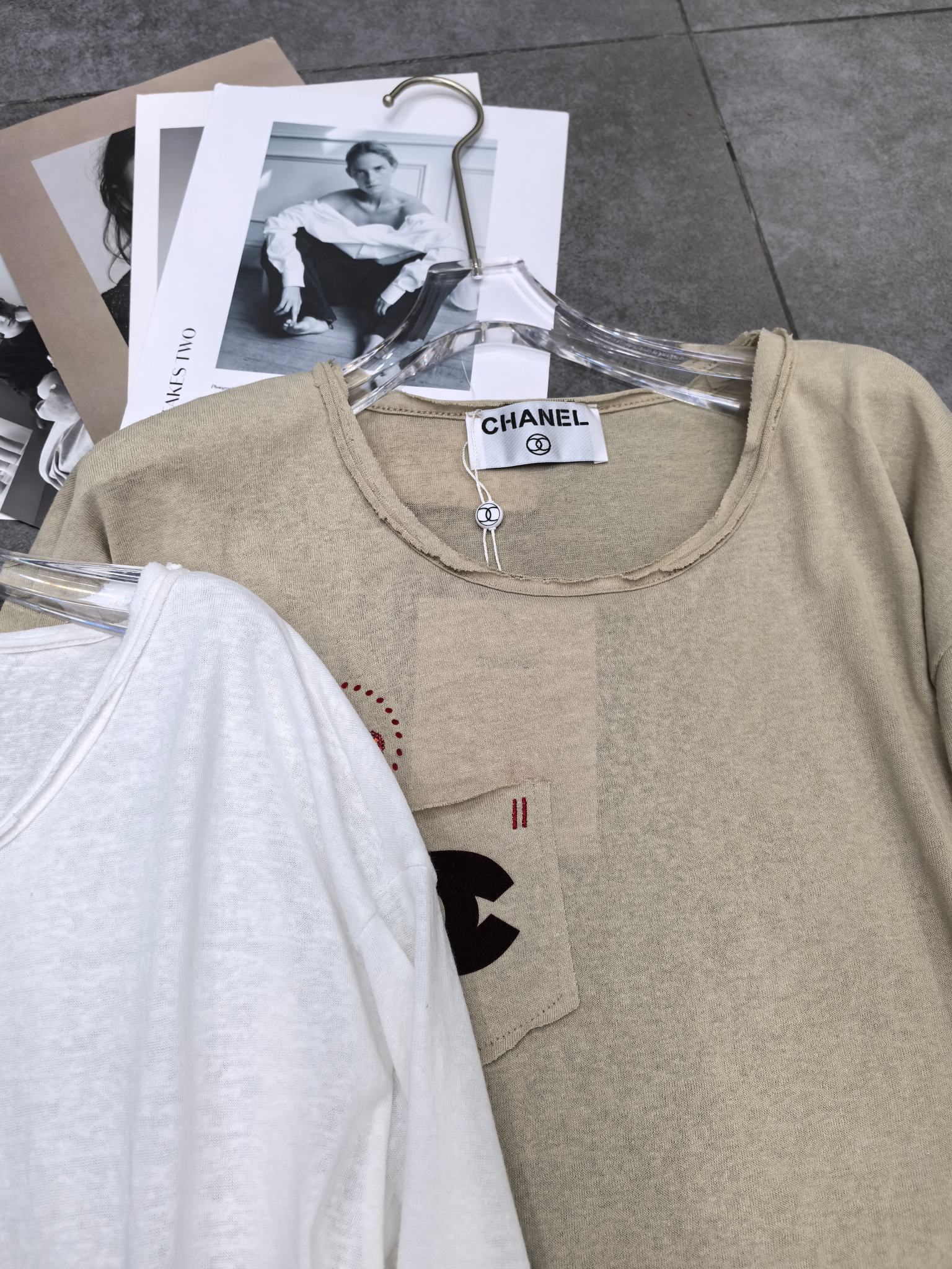 Simple White T-Shirt with Cherry Embroidery and Chest Pocket Design - 图片 4