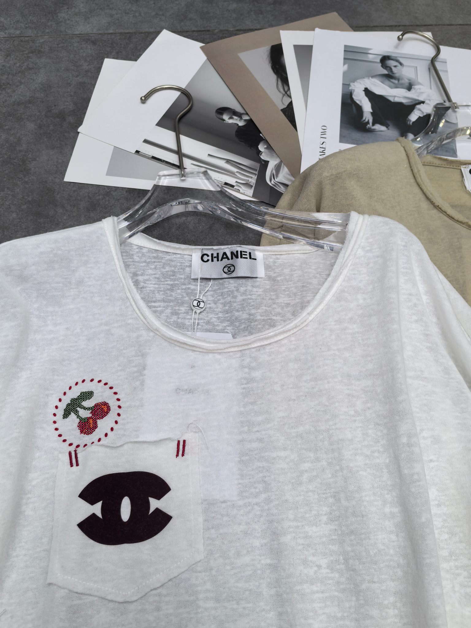 Simple White T-Shirt with Cherry Embroidery and Chest Pocket Design - 图片 5