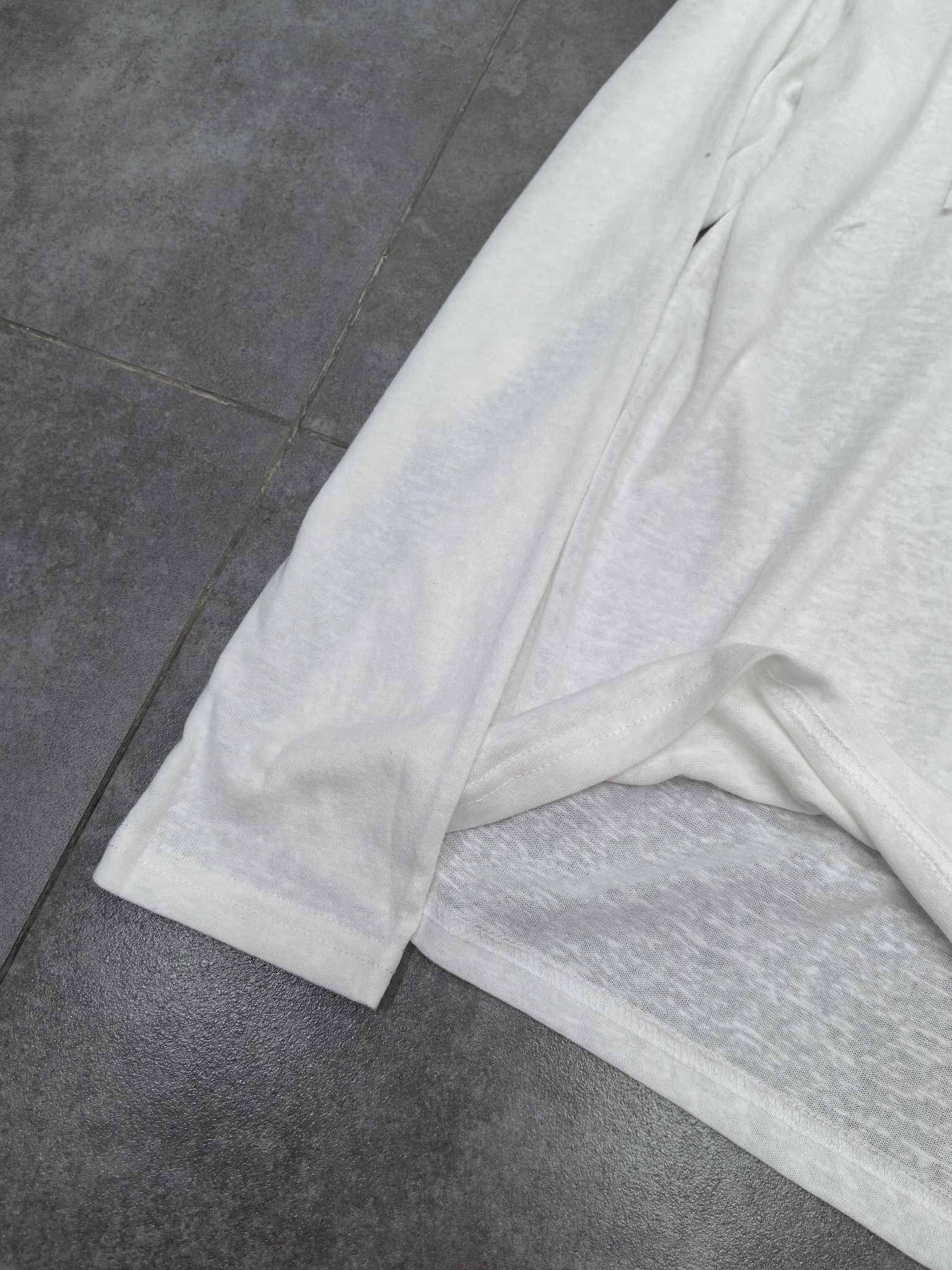 Simple White T-Shirt with Cherry Embroidery and Chest Pocket Design - 图片 9