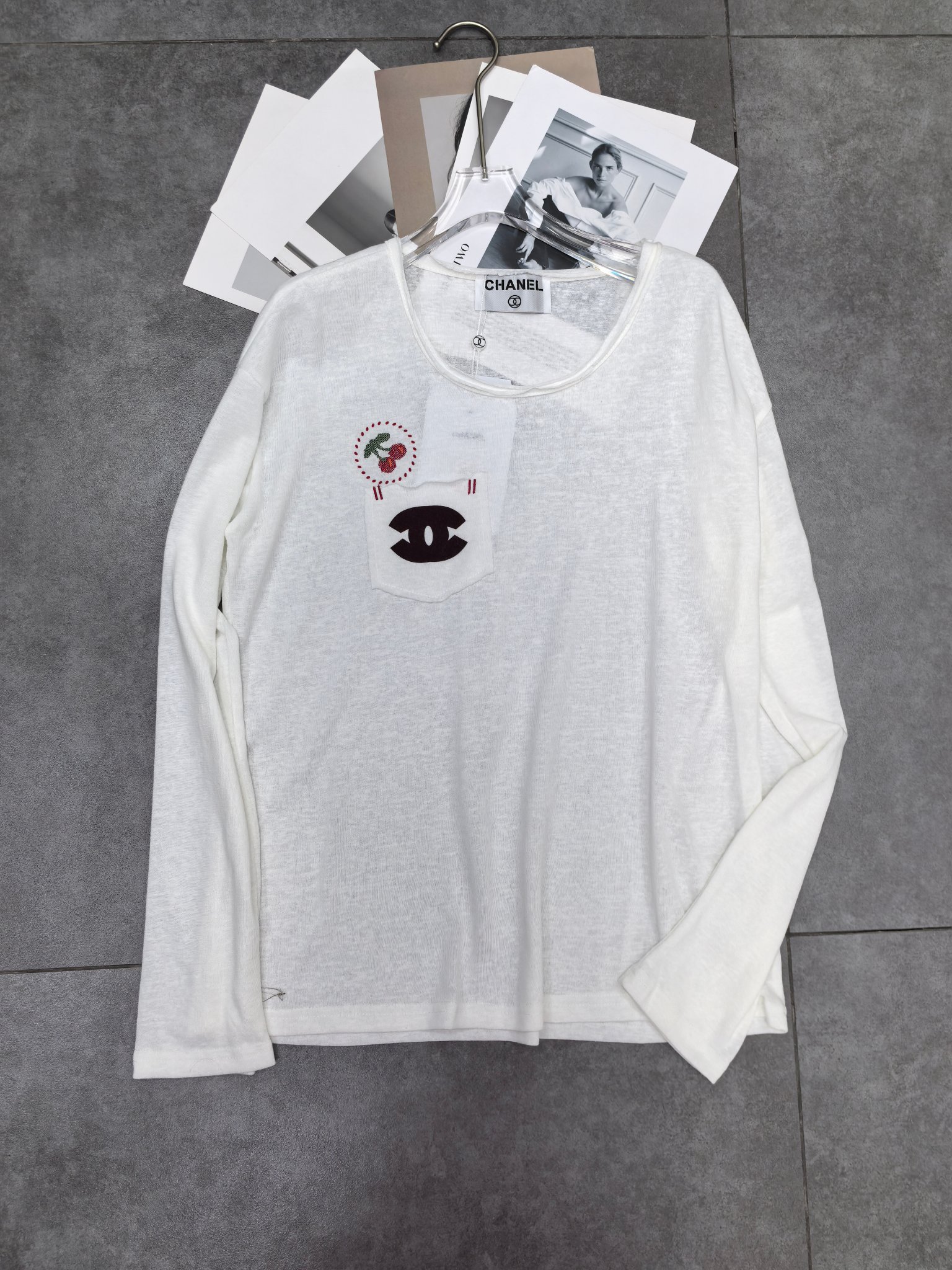 Simple White T-Shirt with Cherry Embroidery and Chest Pocket Design - 图片 8