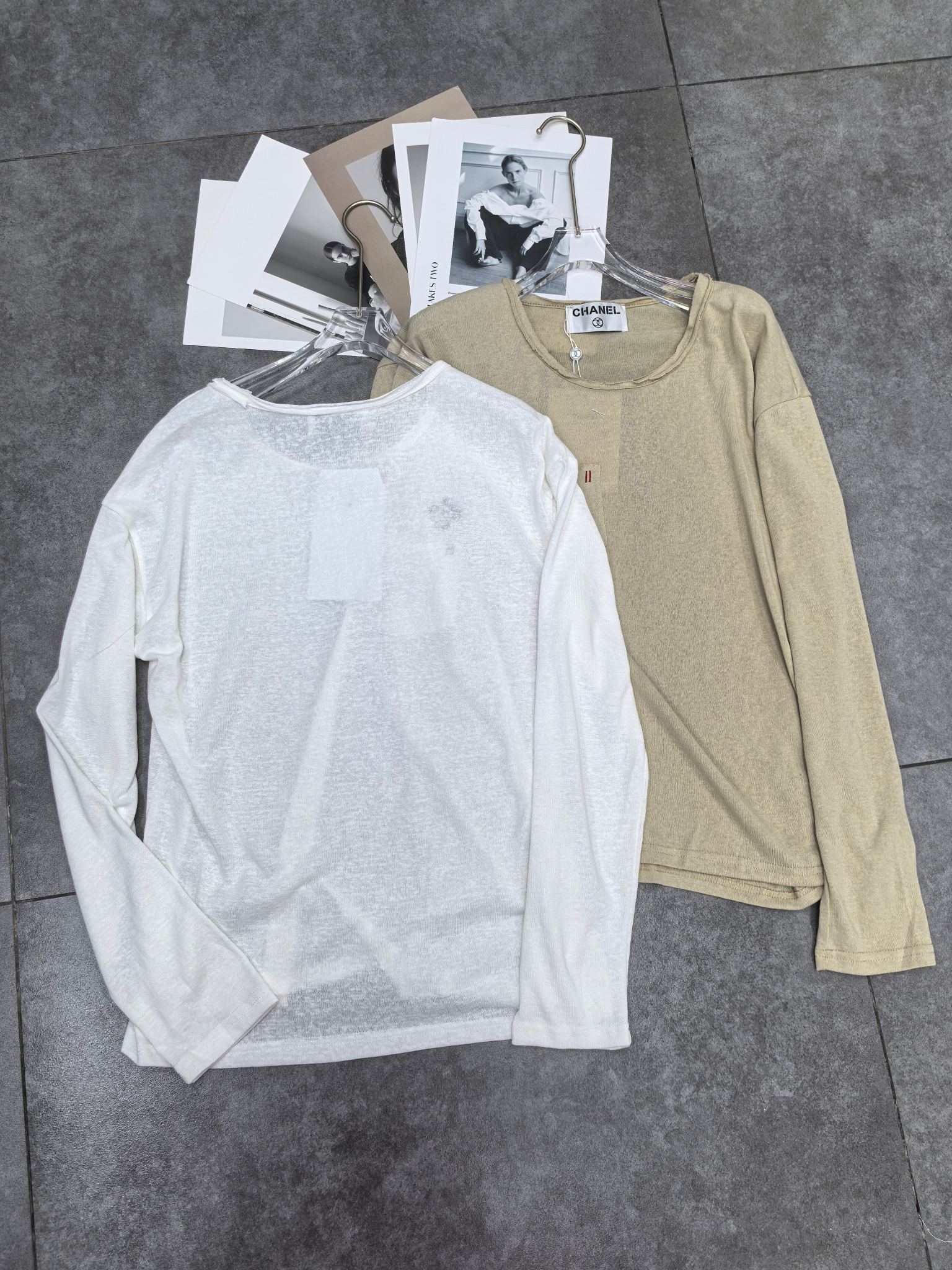 Simple White T-Shirt with Cherry Embroidery and Chest Pocket Design - 图片 6