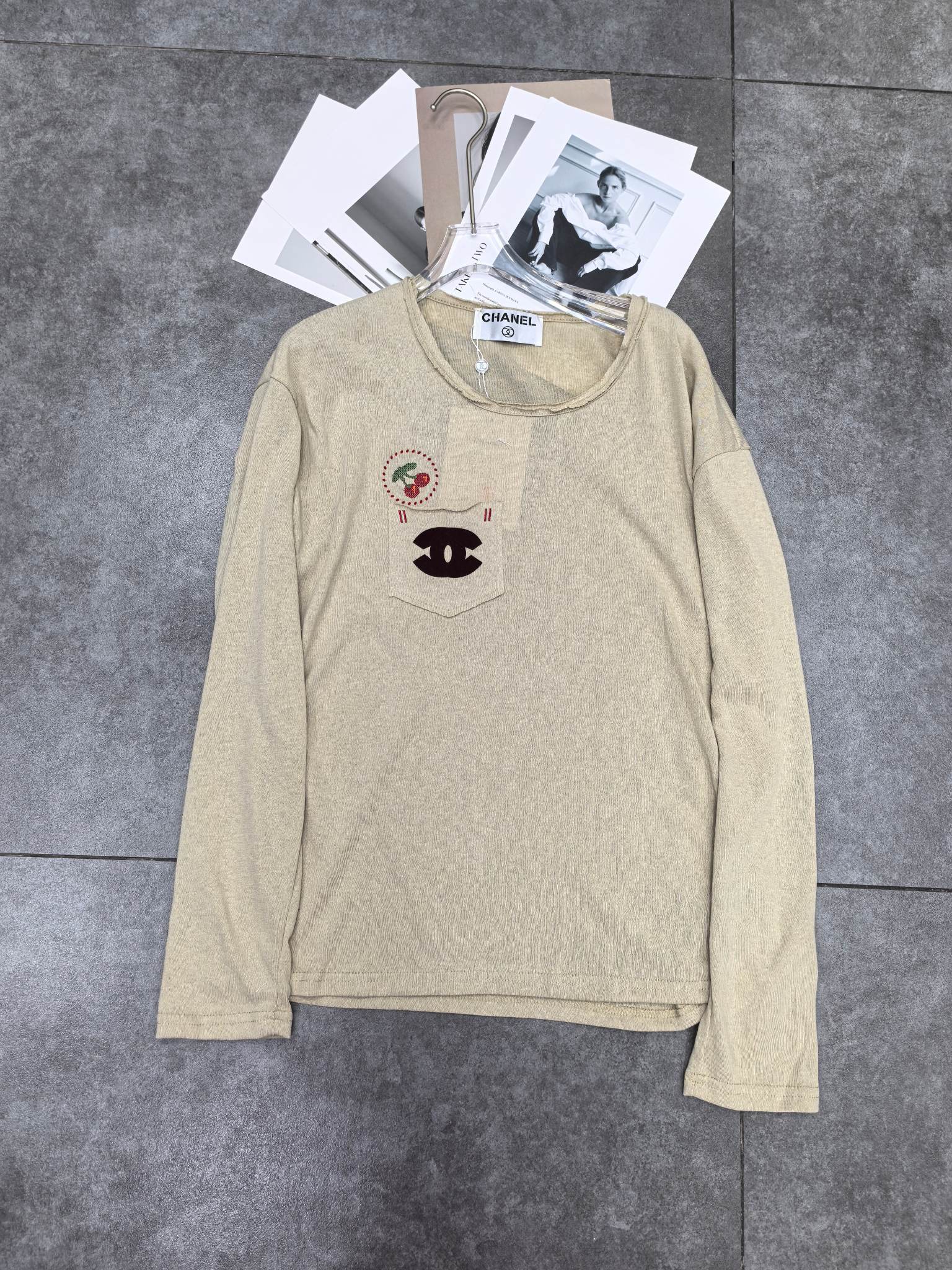 Simple White T-Shirt with Cherry Embroidery and Chest Pocket Design - 图片 7