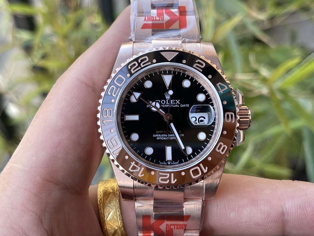NO:156893,The real online shot allows you to see gold-packing - a genuine scattering process, and a heavy money to create the first GMT Greenwich K gold super copy in the true sense. The exclusive golden part uses yellow platinum synthetic material (the material is consistent with the original), truly restores the original Rolesor process and hardness, has the same corrosion and scratch resistance as the genuine product, plus the exclusive bezel reproduction technology, perfectly restores the bezel color and scale coating, and the movement is upgraded to an integrated Cal.3186 movement to achieve monotonous hour hand and hour hand callback calendar, and at the same time, the central axis is repaired through the movement seconds axis principle. KF produces it.19860909网络实拍让您看得见的包金——正儿八经的散粒工艺,重金打造第一款真正意义上的GMT格林尼治K金超级副本,独家做到金色部份采用黄铂金合成材料的厂家（材质吻合原装）,真正还原了原版Rolesor工艺和硬度,拥有和正品一致的抗腐蚀耐划伤效果,外加独家表圈复刻技艺,完美还原表圈颜色和刻度涂层,机芯同时升级为一体Cal.3186机芯实现单调时针,时针回调日历,同时通过机芯秒轴原理修复中轴,KF出品 必属精品.,,Watch