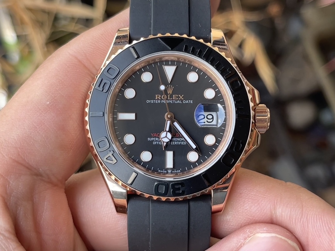 NO:144399,All the amazing things come from constant attempts. The first God-level Yacht-Master in cloning history, the launch of a new technology has broken through the limits of traditional craftsmanship. The conventional stainless steel products on the market have a specific gravity of 8, the counterweight products have a specific gravity of 12.5, and the official K gold has a specific gravity of 16.5. We have developed a special material comparable to the specific gravity of K gold. The products cast through this special material can be infinitely close to the K gold case in terms of weight and texture. M126655-0002  The weight is 156 grams, the weight of M226658-0001 and M226659-0002 is 174 grams. For watch friends who like Jin Lao, they can detoxify and say goodbye to the embarrassing scene of light and fluttering. At the same time, they use a two-way rotation 60-minute scale outer ring with matte black Cerachrom ceramic ring, and a corrected Yacht-Master dial. The movement is newly upgraded to an integrated Cal. movement. The details of the watch are full of sincerity. Even the dog head mark on the back can clearly see the three-dimensional pattern, etc. The product of KF must be a fine product.19860909所有的惊艳——都源自于不断地尝试,克隆史上第一款神级Yacht-Master名仕游艇