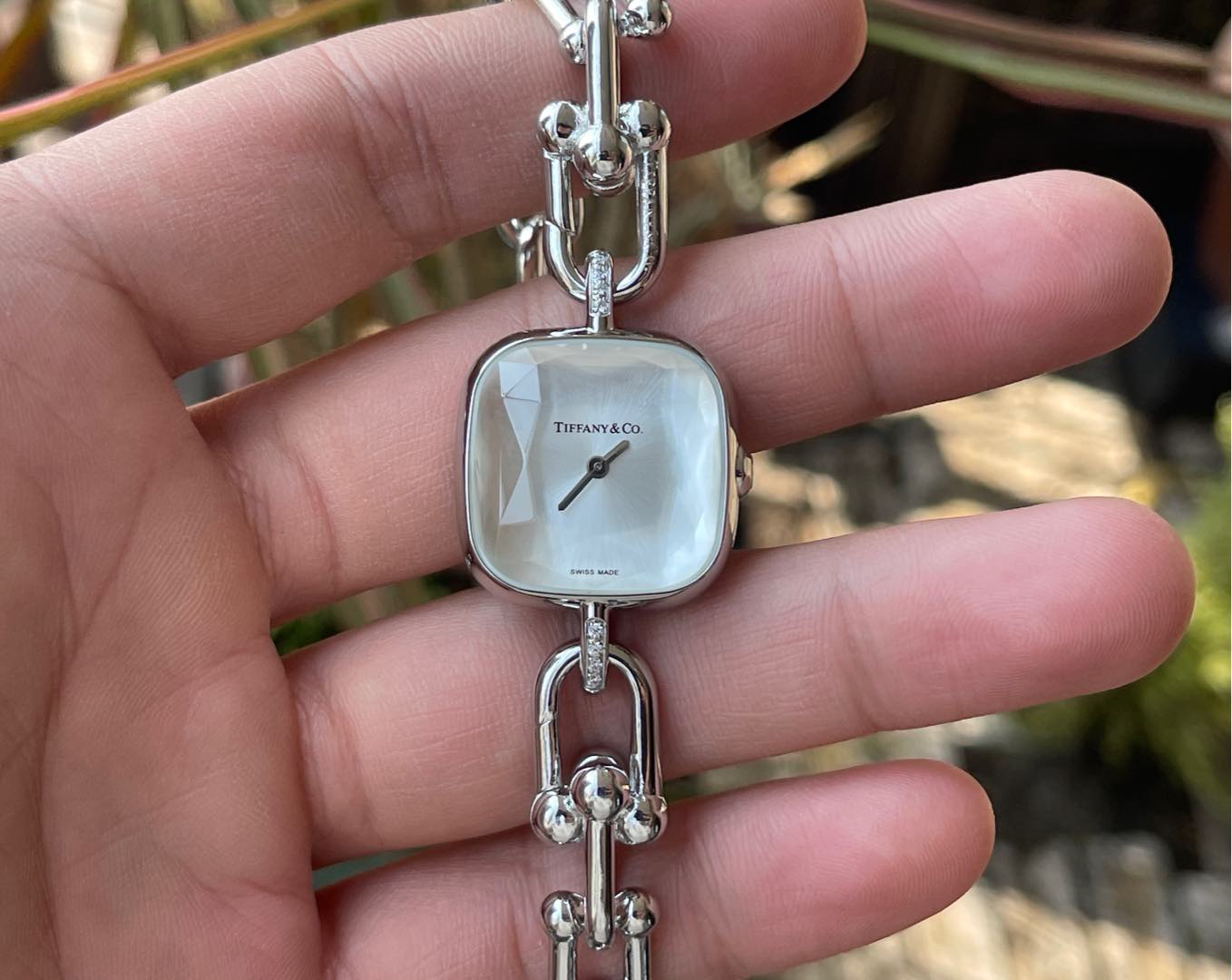 NO:156832,Tiffany's new watch is like a diamond-cut glass crystal, plus the iconic bracelet, which is noble and elegant~ It uses three different dials - TIFFANY blue and white sun pattern dial and black dial. The cut-cut side of the head is as exquisite as a diamond - the connection between the bracelet and the watch is inlaid with diamonds, which is exquisite and gorgeous, and is more like a jewelry with exquisite craftsmanship than the watch - the bracelet can be detached. The bracelet can be worn alone with bracelet One watch and two straps Tiffany's brand genes, colors, love, and style, everything can be felt from this watch. If you are a Tiffany enthusiast, you will definitely be able to buy this one, tiffany, bracelet19860909蒂凡尼新款腕表 宛如钻石切割面般的玻璃水晶,加上标志性的表链,贵气中又显秀气～采用了三种不同的表盘——TIFFANY蓝色与白色太阳纹表盘、黑色表盘.把头切割面钻石般 精致奢华 - 表链与腕表的衔接处镶嵌有钻石,精致华美,比起腕表更像是工艺精湛的饰品 - 表链可拆卸.拆除表头 表带可单独手链佩戴 一表两带 蒂芙尼的品牌基因、色彩、爱意、风格,一切尽可以从这腕表中感受到.如果你是蒂芙尼的爱好者,也一定能中意入手此一款,,tiffany,bracelet,Watch