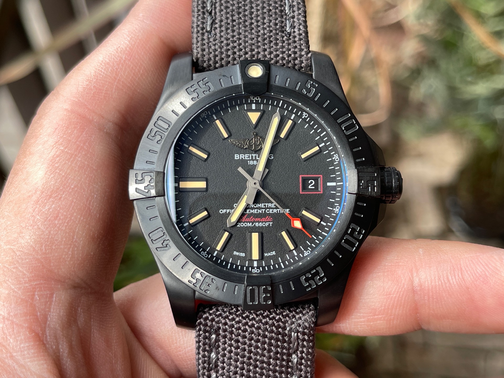 NO:158417,The latest Breitling Avengers watch, the original model has a top-level replica hardcore debut. The 44mm diameter titanium alloy case is equipped with charcoal black, and the mirror sapphire is basically upgraded to double-sided blue coating and complex craftsmanship to enhance the texture of the watch. It is a real Breitling Avenger series, providing unparalleled safety and reliability for sports explorers. It is a must-have artifact for tough guys, limited edition globally, breitling19860909最新百年灵复仇者腕表 原版开模顶级复刻硬核登场 直径44mm钛合金表壳配以炭黑色,镜面蓝宝石基本上再升级双面镀蓝膜复杂工艺提升腕表质感特殊设计的防滑花纹表冠,作为一款真正的百年灵复仇者系列（Avenger）表款,为运动 探险家提供无与伦比的安全性和可靠性,硬汉必备神器,全球限量发行,,breitling,Watch