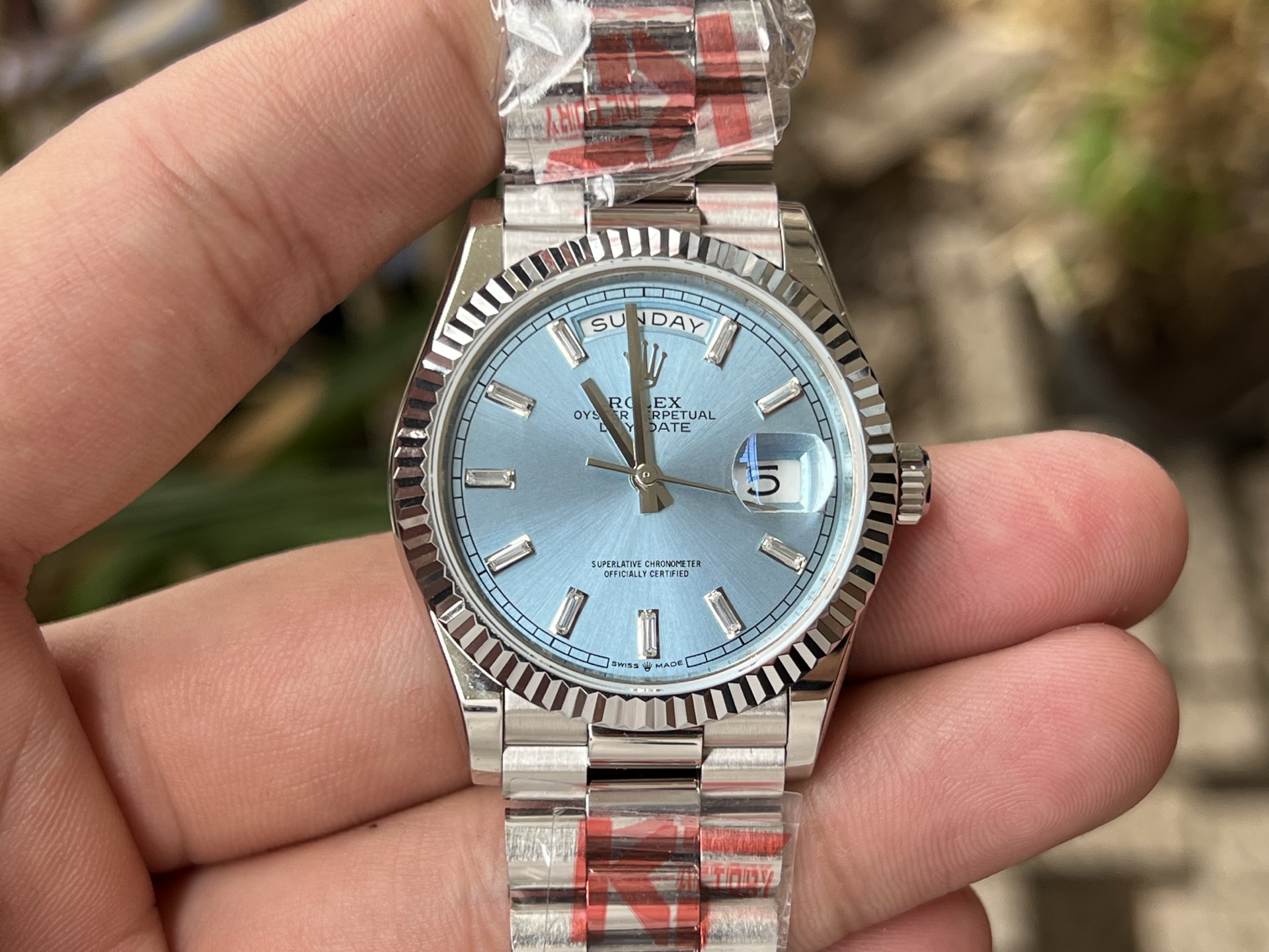 NO:158435,Online real-time DD36 foot heavy version - another super copy weekly calendar DAY-DATE36 series in cloning history - foot heavy version (the weight of the official watch is about York). Breaking through the limits of traditional craftsmanship, the conventional stainless steel material on the market has a specific gravity of 8, the weight material is 12.5, and the official K gold specific gravity is 16.5. We have developed a special material comparable to the specific gravity of K gold. The products cast through this material can be infinitely close to the weight and texture of the K gold case. The whole watch data is original mold cast, and the 36mm watch diameter can be easily controlled by men, women, young and old!  Equipped with the Asina 2836 movement, the weight reaches about gram (the original version is consistent). For watch friends who like Jinlao, they can detoxify and say goodbye to the embarrassing scene of light and fluttering. Whether it is gold, platinum or rose gold, the product has a reinforced color to make it less likely to oxidize and fade. The details of the entire watch are full of sincerity, and even the steel mark on the back can clearly see the three-dimensional pattern, etc., KF produces it, which must be a fine product.,, gold19860909网络实拍DD36足重版——克隆史上又一款超级副本星期日历型DAY-DATE36系列——足重版（官方整表重量约克左右）. 突破传统工艺极限市面常规的不锈钢材料比重为8,配重材料比重为12.5,官方K金比重是16.5,而我们研制出可媲美K金比重的特殊材质,经此材质铸造出来的产品能与K金表壳,在份量与质感上无限接近. 整表数据原版开模铸造,36mm的表径男女老少皆可轻松驾驭！搭载稳定性之王Asina2836机芯,重量达到克左右的足重版（原版一致）.针对喜欢金劳的表友,从此可以解毒告别上手轻飘飘的尴尬场景,不管是黄金色、铂金色还是玫瑰金色,产品均有加强固色使其更加不容易氧化褪色.整表细节之处满满皆是诚意,就连背部的狗头标钢印都可以清晰的看到立体纹路等等,KF出品 必属精品.,,gold,Watch