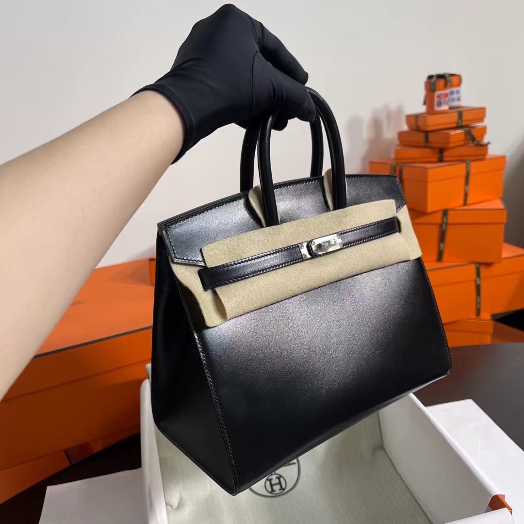 批1150 Birkin Sellier 外缝  25cm 30cm box皮 黑色 银扣
“匠♥新”之作 
挺拔的包型，让人气场值瞬间飙升，同时还多了一份帅气，简约的高级感，盼星星盼月亮出了外缝哦！