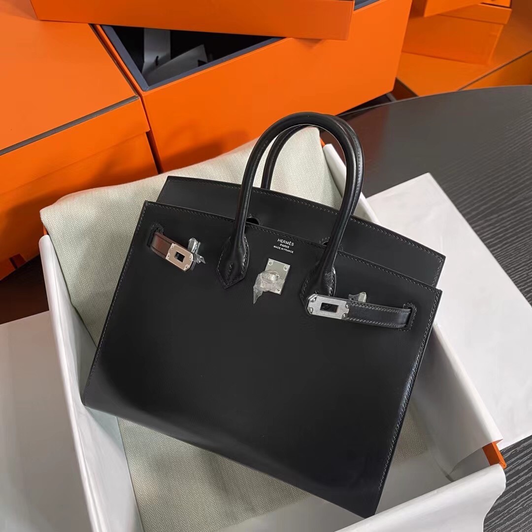 批1150 Birkin Sellier 外缝  25cm 30cm box皮 黑色 银扣
“匠♥新”之作 
挺拔的包型，让人气场值瞬间飙升，同时还多了一份帅气，简约的高级感，盼星星盼月亮出了外缝哦！