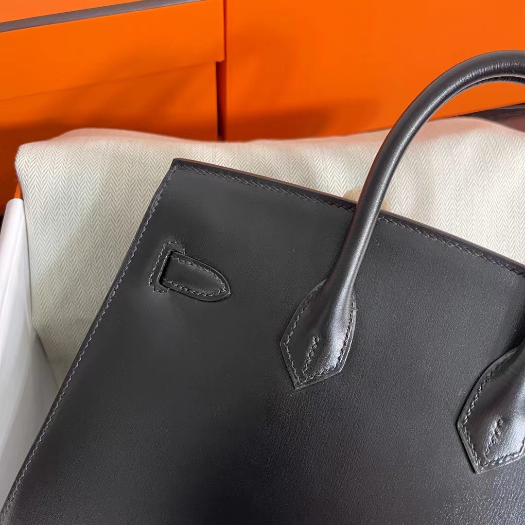 批1150 Birkin Sellier 外缝  25cm 30cm box皮 黑色 银扣
“匠♥新”之作 
挺拔的包型，让人气场值瞬间飙升，同时还多了一份帅气，简约的高级感，盼星星盼月亮出了外缝哦！
