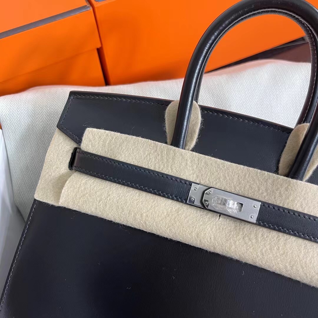 批1150 Birkin Sellier 外缝  25cm 30cm box皮 黑色 银扣
“匠♥新”之作 
挺拔的包型，让人气场值瞬间飙升，同时还多了一份帅气，简约的高级感，盼星星盼月亮出了外缝哦！