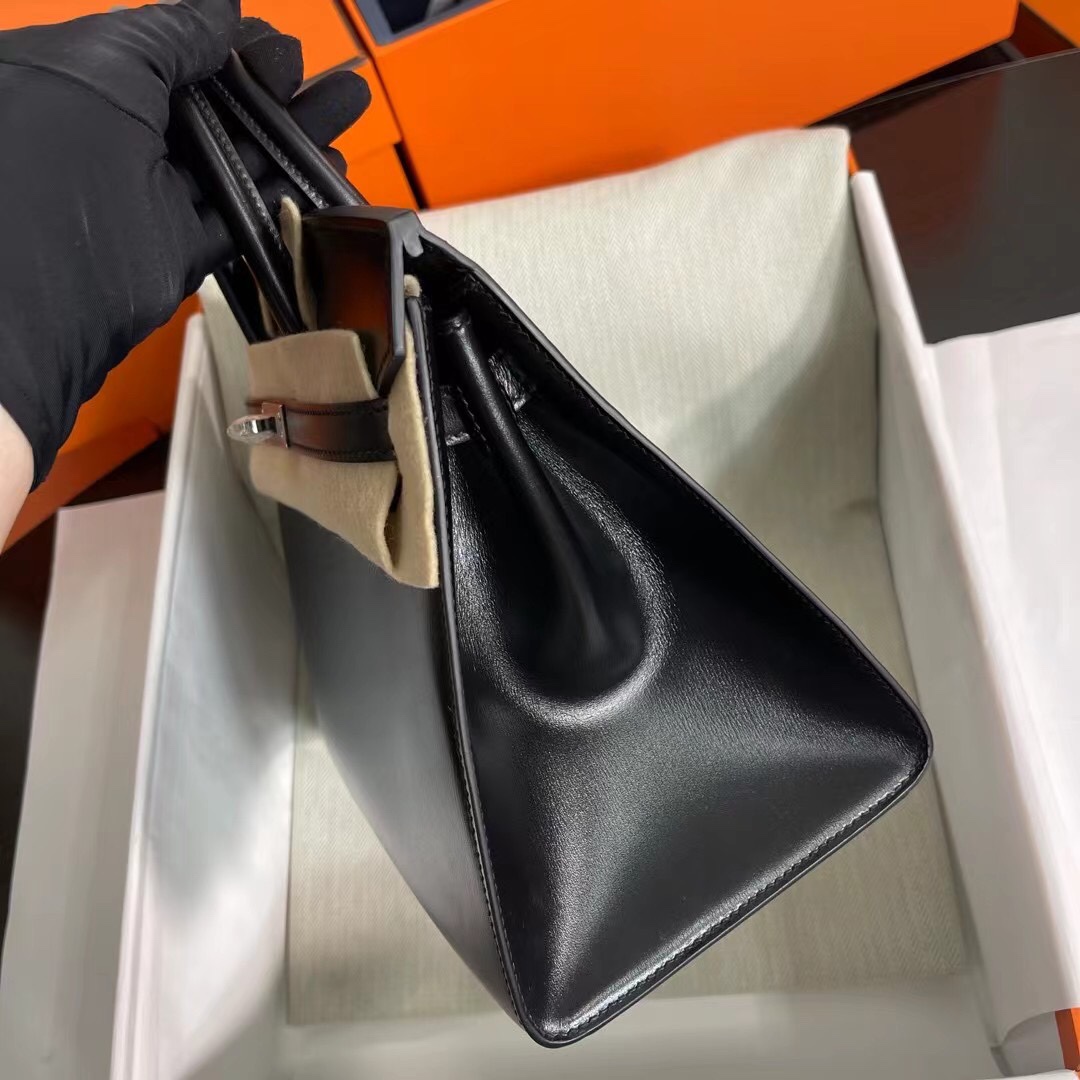 批1150 Birkin Sellier 外缝  25cm 30cm box皮 黑色 银扣
“匠♥新”之作 
挺拔的包型，让人气场值瞬间飙升，同时还多了一份帅气，简约的高级感，盼星星盼月亮出了外缝哦！