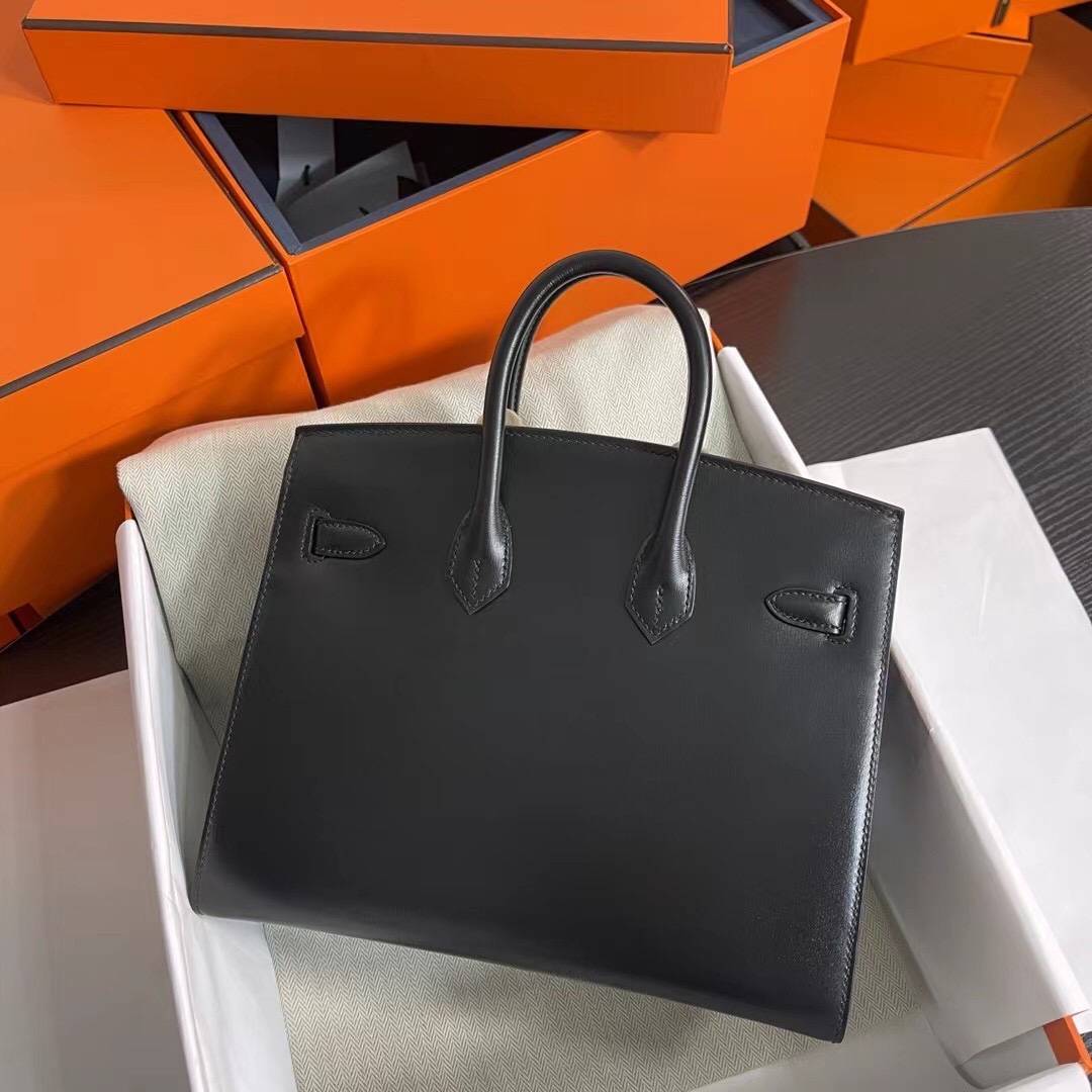 批1150 Birkin Sellier 外缝  25cm 30cm box皮 黑色 银扣
“匠♥新”之作 
挺拔的包型，让人气场值瞬间飙升，同时还多了一份帅气，简约的高级感，盼星星盼月亮出了外缝哦！