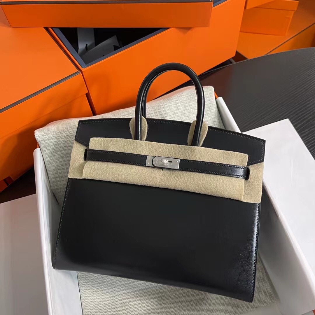 批1150 Birkin Sellier 外缝  25cm 30cm box皮 黑色 银扣
“匠♥新”之作 
挺拔的包型，让人气场值瞬间飙升，同时还多了一份帅气，简约的高级感，盼星星盼月亮出了外缝哦！