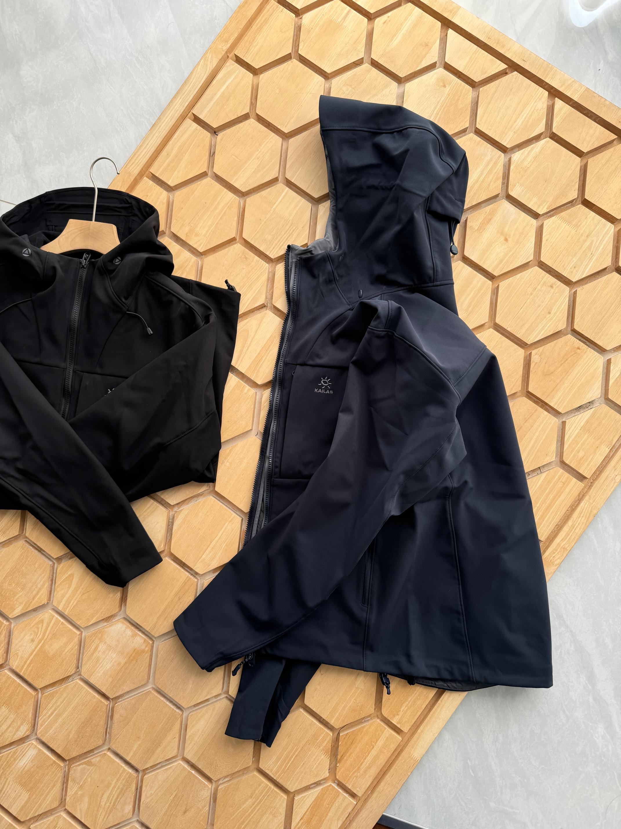 高标准选精品✨通版多擦亮👀,🐮货冲冲冲 💰405
KAILAS凯乐石M8 IC连帽软壳外套防风防泼薄绒保暖户外登山徒步男 -
每件衣服配备柜柜 无纺布太阳花logo包装袋和磐石计划的信封袋加卡片随意对比某物在售同款 市面最好的货!
全身压胶工艺 内里薄绒与鸟家伽马MX版型做工设计基本一致!kailas自研科技面料 外层防风防水防冰内里采用中空保暖面料 立体薄绒 轻盈亲肤 保暖透气 有效抵挡在户外遇到的任何情况!
前胸贴合口袋压胶 腋下一整片裁片的平车走线加压胶工艺 防止湿气冷气入侵的时候 衣服表面更加平整 大厂精湛做工 无可挑剔!
3D风雪帽加中高帽领的设计 更有效防护颈部脸部冷风灌入且不遮挡视线 帽子前后都有松紧按扣可调节松紧 下摆压胶工艺加卡扣松紧调节 全身能见到辅料的小细节 都带有凯家的字母Logo!
颜色:玄青黑 藏青蓝
尺码:M-2XL
M L XL 2XL
胸围 114 119 124 129
腰围 111 116 121 126
下摆 109 114 119 124
前中长 69 71 73 75
肩宽 49.4 50.7 52 53.3
袖长 65 66 67 68
袖口围 12.7 13.2 13.7 14.2
