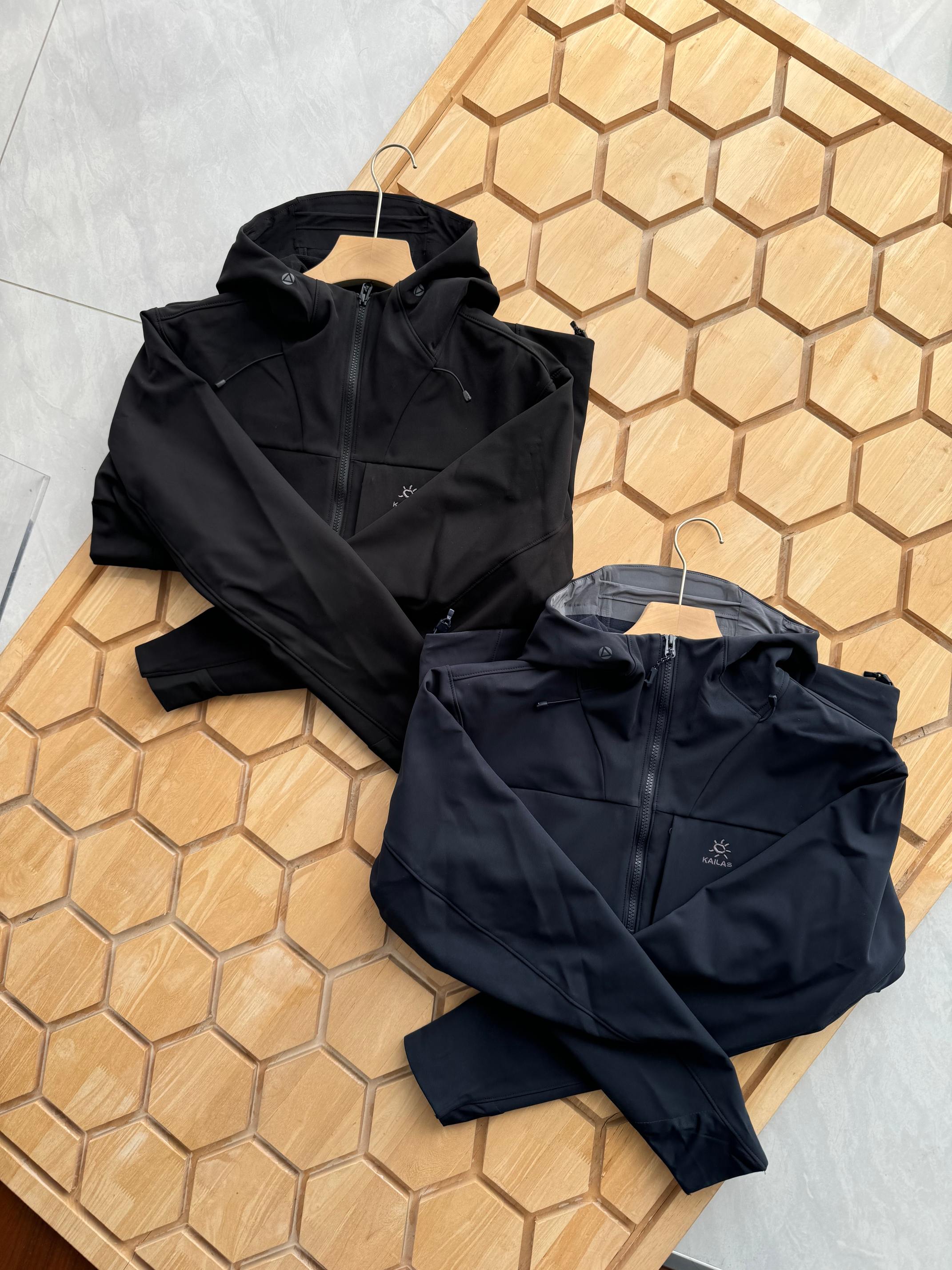 高标准选精品✨通版多擦亮👀,🐮货冲冲冲 💰405
KAILAS凯乐石M8 IC连帽软壳外套防风防泼薄绒保暖户外登山徒步男 -
每件衣服配备柜柜 无纺布太阳花logo包装袋和磐石计划的信封袋加卡片随意对比某物在售同款 市面最好的货!
全身压胶工艺 内里薄绒与鸟家伽马MX版型做工设计基本一致!kailas自研科技面料 外层防风防水防冰内里采用中空保暖面料 立体薄绒 轻盈亲肤 保暖透气 有效抵挡在户外遇到的任何情况!
前胸贴合口袋压胶 腋下一整片裁片的平车走线加压胶工艺 防止湿气冷气入侵的时候 衣服表面更加平整 大厂精湛做工 无可挑剔!
3D风雪帽加中高帽领的设计 更有效防护颈部脸部冷风灌入且不遮挡视线 帽子前后都有松紧按扣可调节松紧 下摆压胶工艺加卡扣松紧调节 全身能见到辅料的小细节 都带有凯家的字母Logo!
颜色:玄青黑 藏青蓝
尺码:M-2XL
M L XL 2XL
胸围 114 119 124 129
腰围 111 116 121 126
下摆 109 114 119 124
前中长 69 71 73 75
肩宽 49.4 50.7 52 53.3
袖长 65 66 67 68
袖口围 12.7 13.2 13.7 14.2