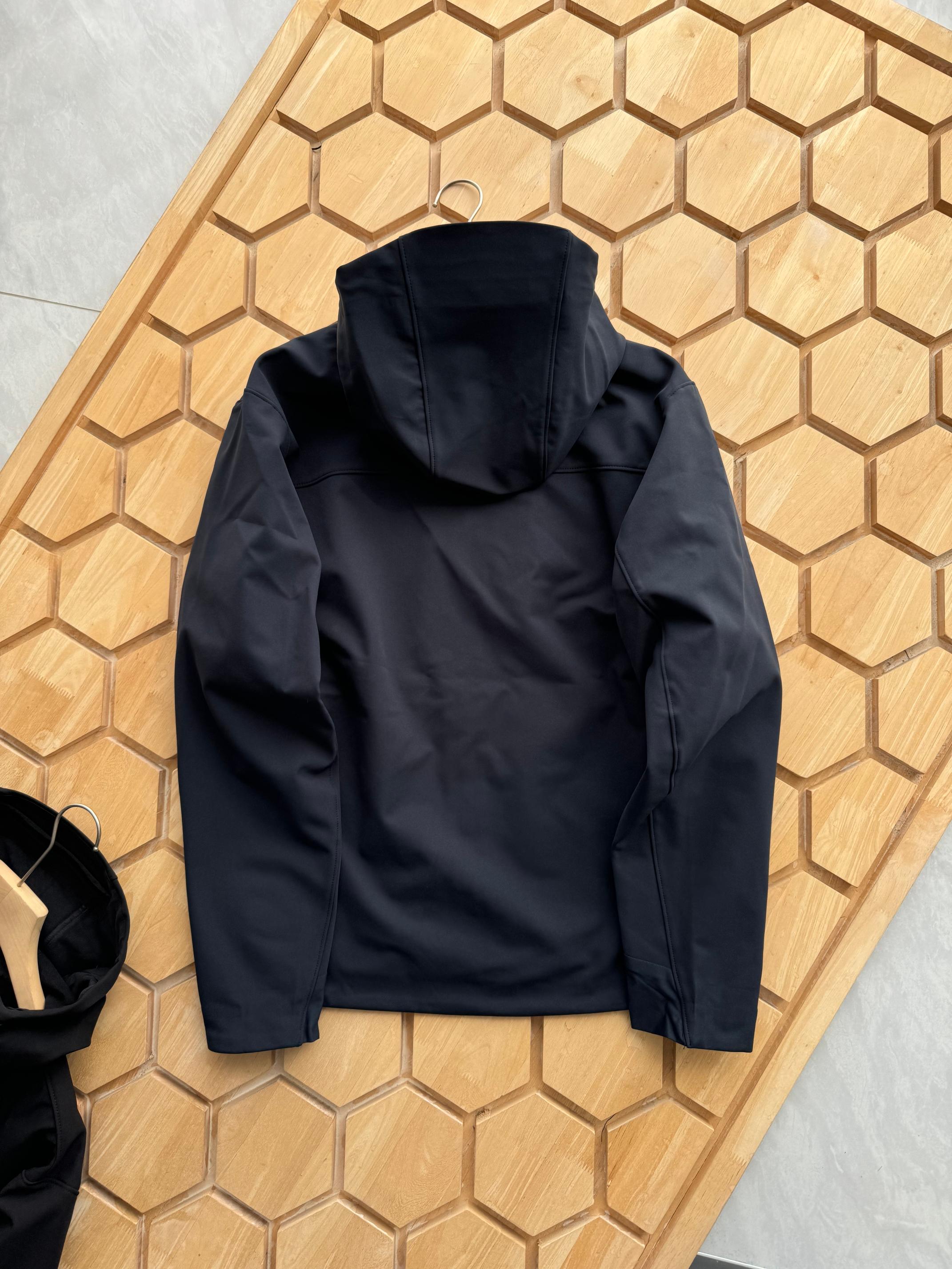 高标准选精品✨通版多擦亮👀,🐮货冲冲冲 💰405
KAILAS凯乐石M8 IC连帽软壳外套防风防泼薄绒保暖户外登山徒步男 -
每件衣服配备柜柜 无纺布太阳花logo包装袋和磐石计划的信封袋加卡片随意对比某物在售同款 市面最好的货!
全身压胶工艺 内里薄绒与鸟家伽马MX版型做工设计基本一致!kailas自研科技面料 外层防风防水防冰内里采用中空保暖面料 立体薄绒 轻盈亲肤 保暖透气 有效抵挡在户外遇到的任何情况!
前胸贴合口袋压胶 腋下一整片裁片的平车走线加压胶工艺 防止湿气冷气入侵的时候 衣服表面更加平整 大厂精湛做工 无可挑剔!
3D风雪帽加中高帽领的设计 更有效防护颈部脸部冷风灌入且不遮挡视线 帽子前后都有松紧按扣可调节松紧 下摆压胶工艺加卡扣松紧调节 全身能见到辅料的小细节 都带有凯家的字母Logo!
颜色:玄青黑 藏青蓝
尺码:M-2XL
M L XL 2XL
胸围 114 119 124 129
腰围 111 116 121 126
下摆 109 114 119 124
前中长 69 71 73 75
肩宽 49.4 50.7 52 53.3
袖长 65 66 67 68
袖口围 12.7 13.2 13.7 14.2