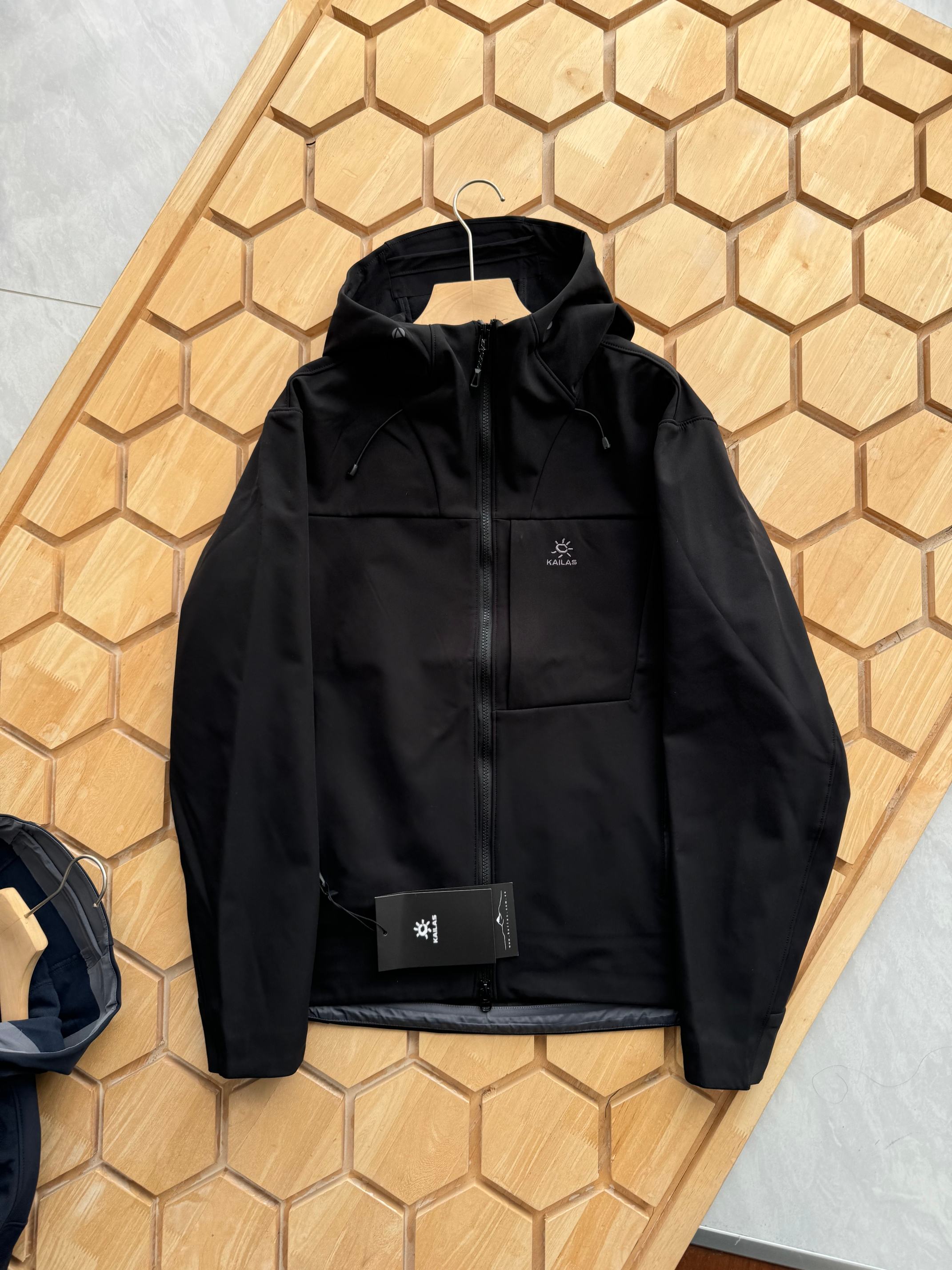 高标准选精品✨通版多擦亮👀,🐮货冲冲冲 💰405
KAILAS凯乐石M8 IC连帽软壳外套防风防泼薄绒保暖户外登山徒步男 -
每件衣服配备柜柜 无纺布太阳花logo包装袋和磐石计划的信封袋加卡片随意对比某物在售同款 市面最好的货!
全身压胶工艺 内里薄绒与鸟家伽马MX版型做工设计基本一致!kailas自研科技面料 外层防风防水防冰内里采用中空保暖面料 立体薄绒 轻盈亲肤 保暖透气 有效抵挡在户外遇到的任何情况!
前胸贴合口袋压胶 腋下一整片裁片的平车走线加压胶工艺 防止湿气冷气入侵的时候 衣服表面更加平整 大厂精湛做工 无可挑剔!
3D风雪帽加中高帽领的设计 更有效防护颈部脸部冷风灌入且不遮挡视线 帽子前后都有松紧按扣可调节松紧 下摆压胶工艺加卡扣松紧调节 全身能见到辅料的小细节 都带有凯家的字母Logo!
颜色:玄青黑 藏青蓝
尺码:M-2XL
M L XL 2XL
胸围 114 119 124 129
腰围 111 116 121 126
下摆 109 114 119 124
前中长 69 71 73 75
肩宽 49.4 50.7 52 53.3
袖长 65 66 67 68
袖口围 12.7 13.2 13.7 14.2