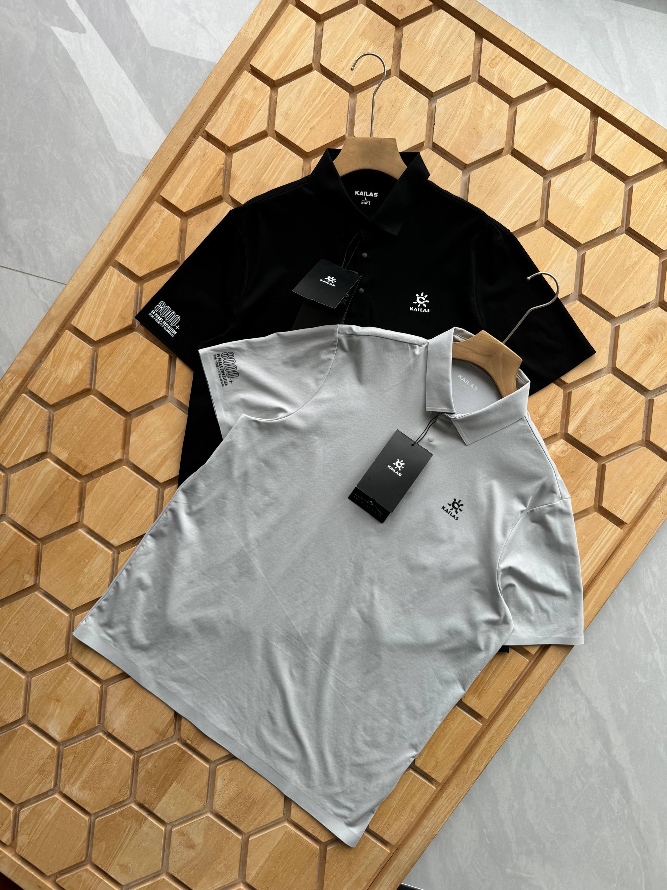 P130 KAILAS 凯乐石 2025官网新款无痕压胶Polo衫
官网同款1:1开模 全身无痕压胶 厌倦了千篇一律的情侣装?凯乐石这款T恤为你带来全新体验。常规素版T恤,独一无二,每一块拼图都像是一个神秘的故事 ,吸引着旁人的目光。原版面料 高弹无痕T恤,让你在享受个性的同时,也能拥有极致的舒适感。男女同款,尺码齐全,无论你是娇小玲珑还是高大挺拔,都能找到合适的尺码。穿上它,和爱人一起告别平庸,展现属于你们的独特魅力。
颜色:黑色 水泥灰
尺码:M-XXL
M L XL XXL
衣长 74 76 78 80
胸围 57 59 61 63
肩宽 45 46 48 49