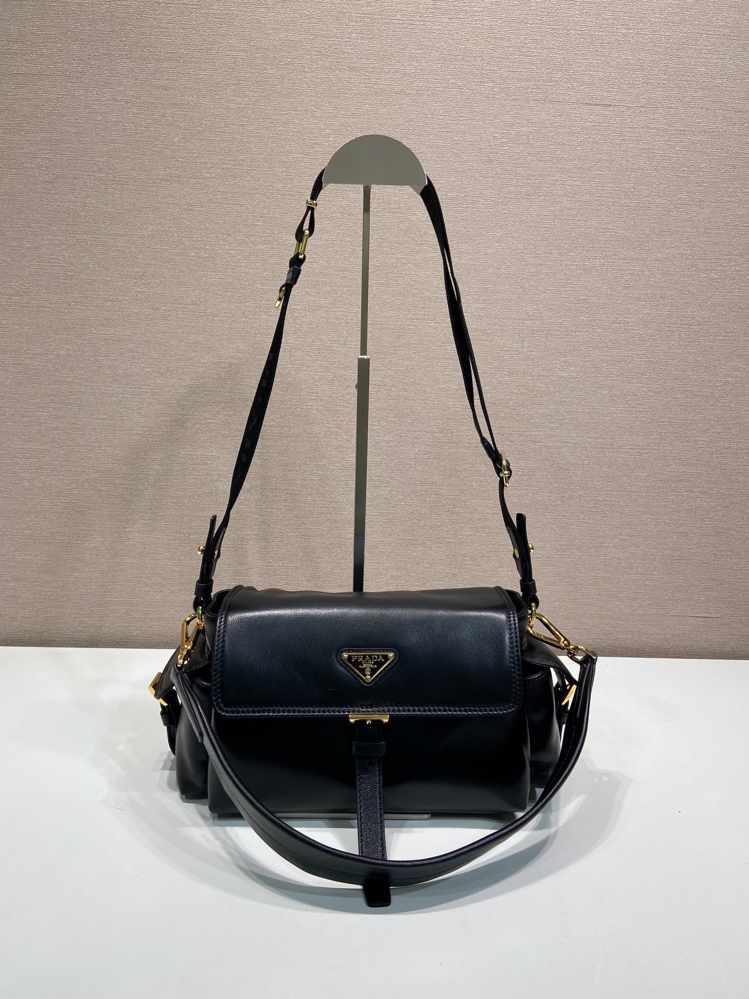 Prada Bolso de Mensajero de Piel de Cordero, Diseño Elegante y Funcional