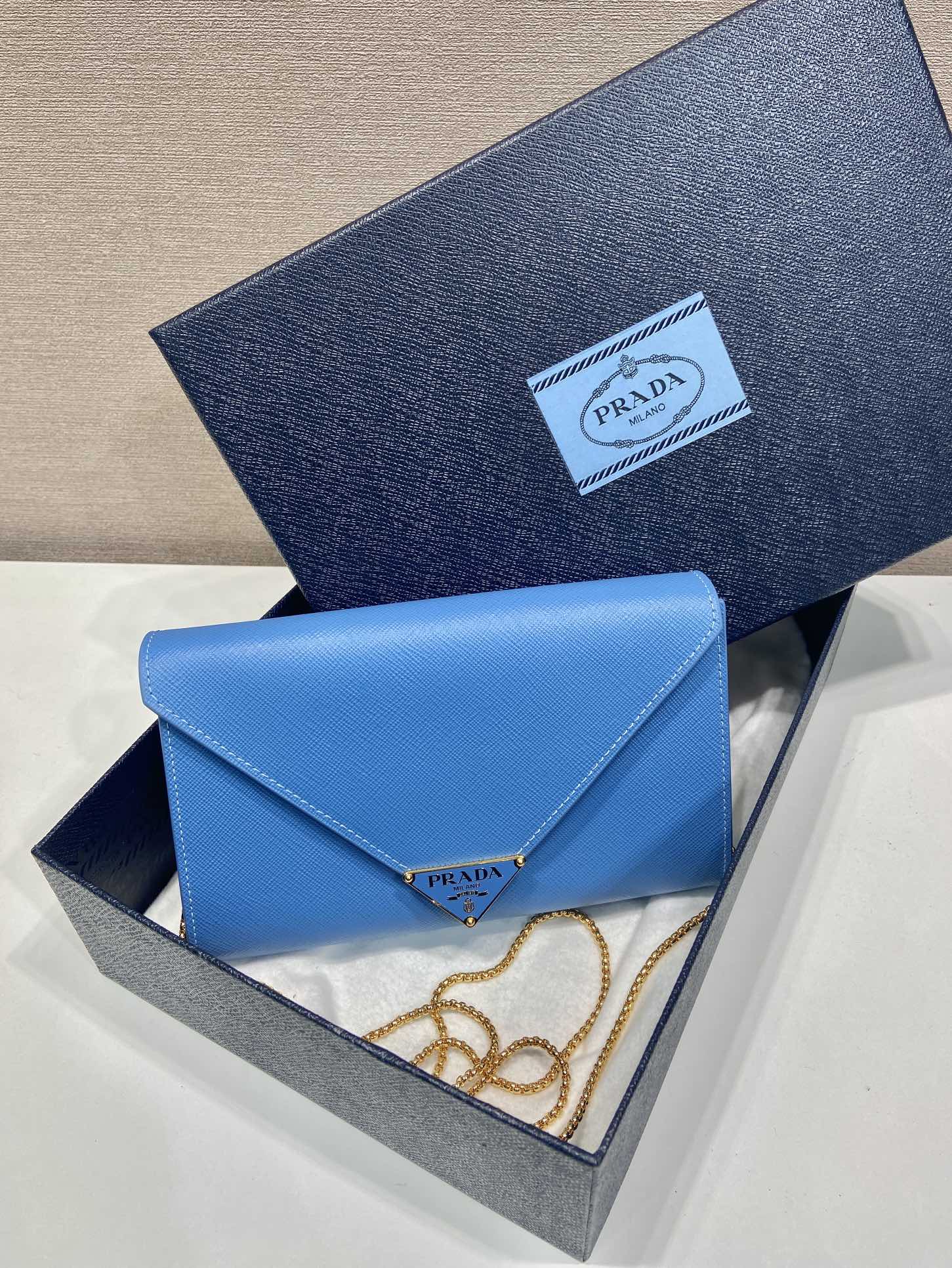 💰560🎉十字纹信封包🎉1Bp051手包🎉🎉
十字纹牛皮感烘托这款迷你手袋的优雅廓形，为其注入现代气息。这款手袋配有可拆卸的链条肩带和带卡槽的软羊革内里，磁扣上的标志性三角形徽标彰显经典格调与辨识度。又可当手包/肩背/斜跨.功能性多多🎉不同场合可交换。又是一款网红种的爆款🎉🎉
长20x高11.5cm🎉🎉🎉👏👏👏
