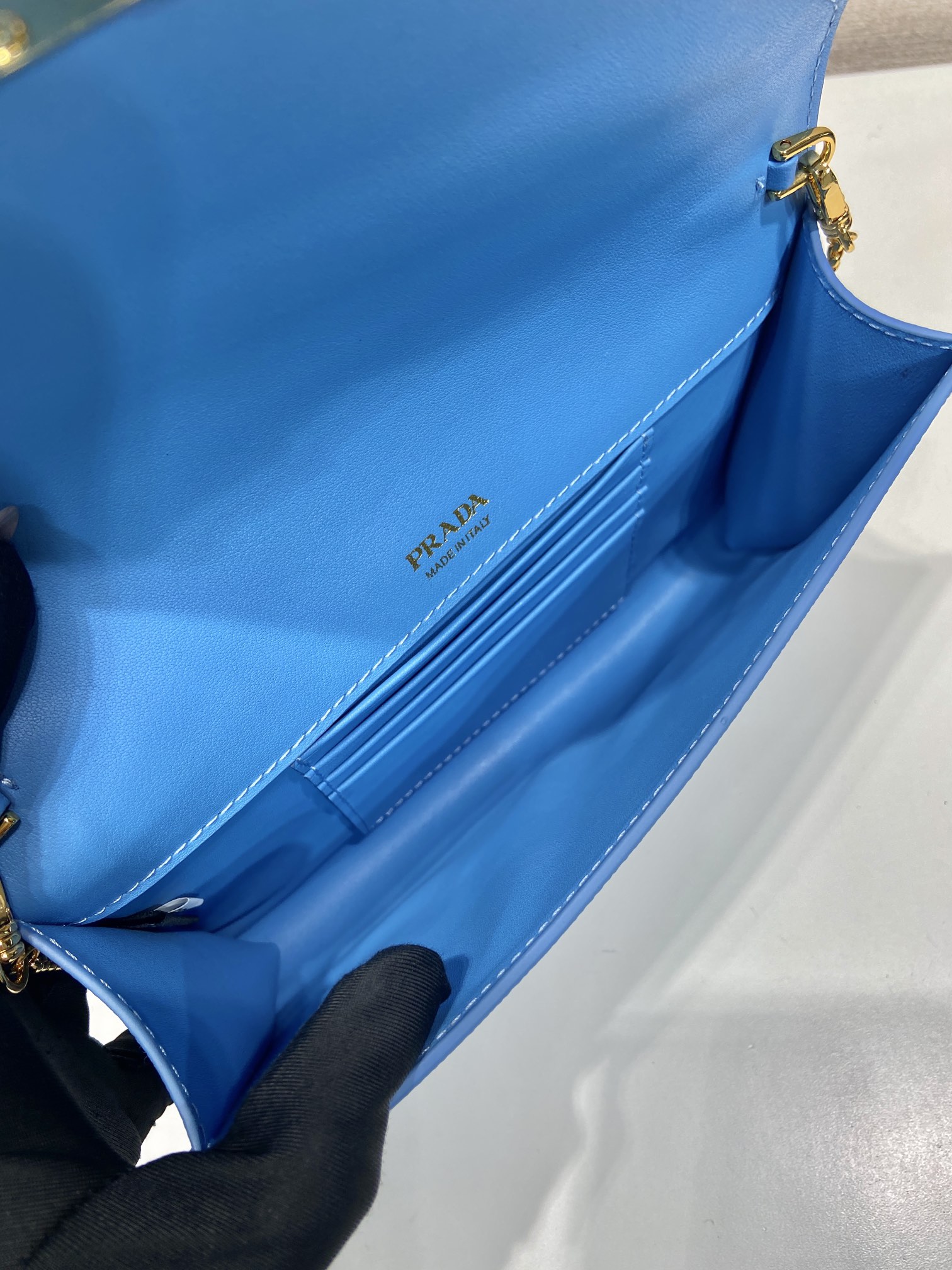 💰560🎉十字纹信封包🎉1Bp051手包🎉🎉
十字纹牛皮感烘托这款迷你手袋的优雅廓形，为其注入现代气息。这款手袋配有可拆卸的链条肩带和带卡槽的软羊革内里，磁扣上的标志性三角形徽标彰显经典格调与辨识度。又可当手包/肩背/斜跨.功能性多多🎉不同场合可交换。又是一款网红种的爆款🎉🎉
长20x高11.5cm🎉🎉🎉👏👏👏
