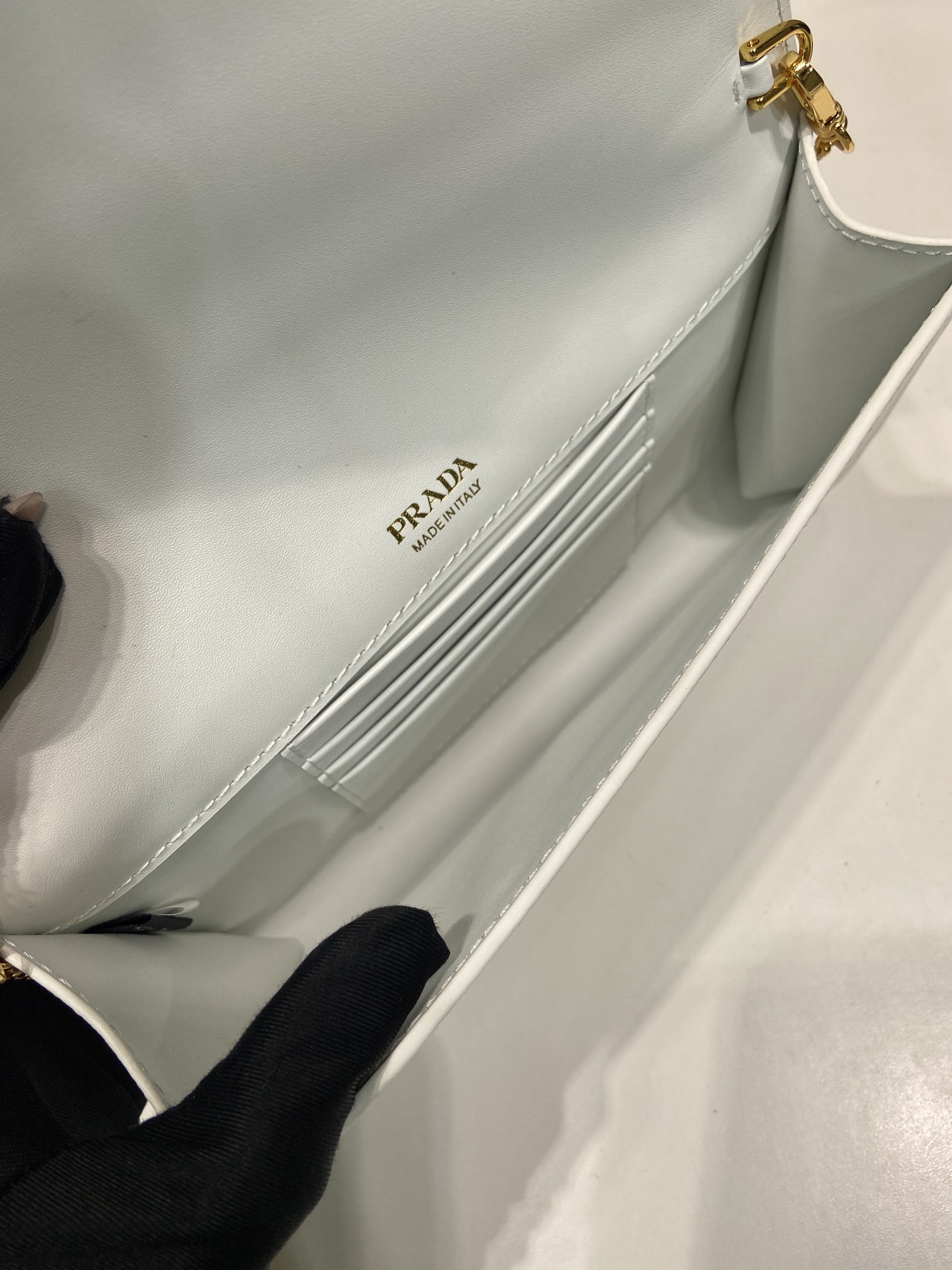 💰560🎉十字纹信封包🎉1Bp051手包🎉🎉
十字纹牛皮感烘托这款迷你手袋的优雅廓形，为其注入现代气息。这款手袋配有可拆卸的链条肩带和带卡槽的软羊革内里，磁扣上的标志性三角形徽标彰显经典格调与辨识度。又可当手包/肩背/斜跨.功能性多多🎉不同场合可交换。又是一款网红种的爆款🎉🎉
长20x高11.5cm🎉🎉🎉👏👏👏
