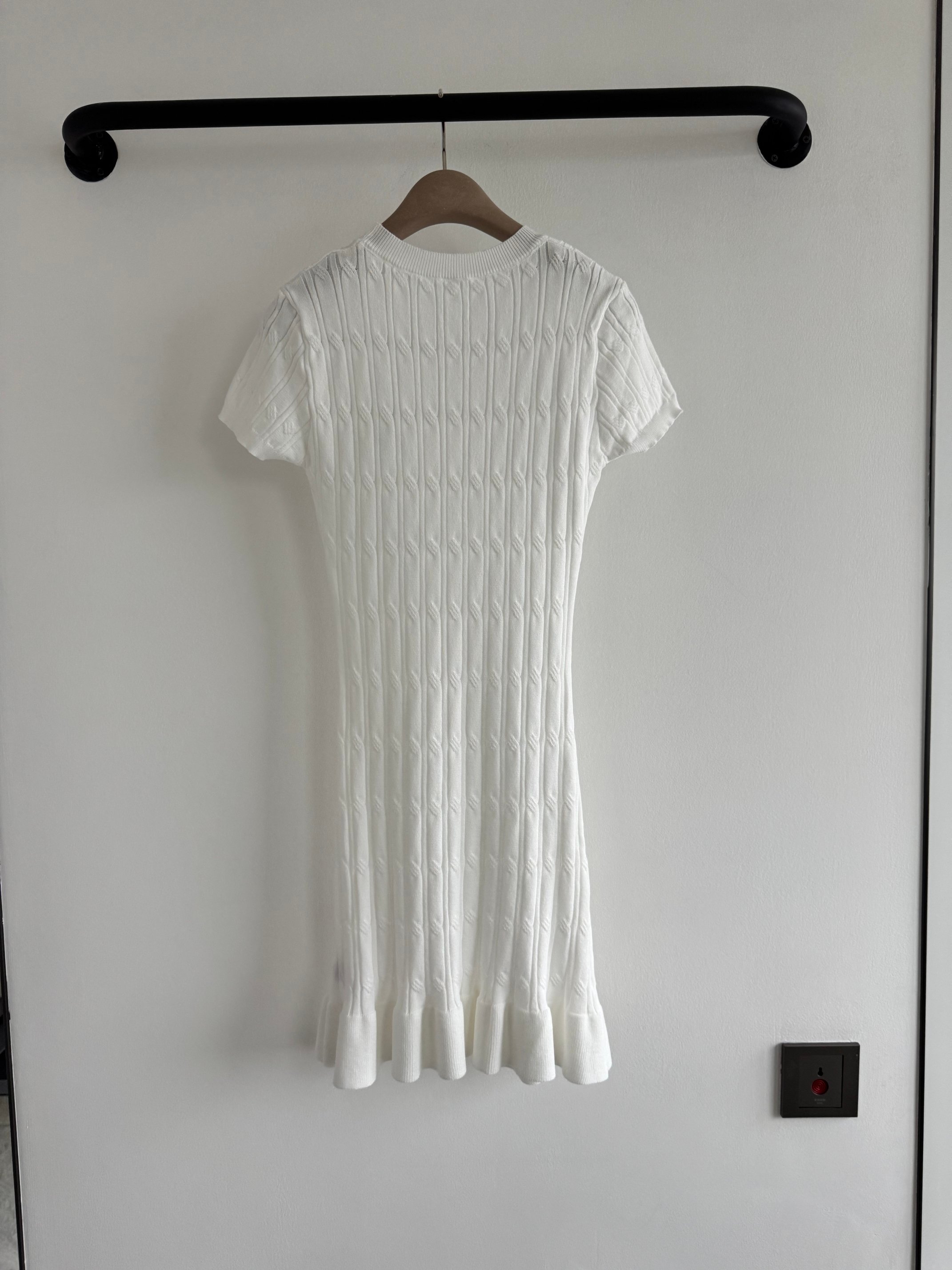 Elegant Wool Knit Dress with Ruffle Hem - Soft, Breathable, and Stylish 3 a1748587039019 3544