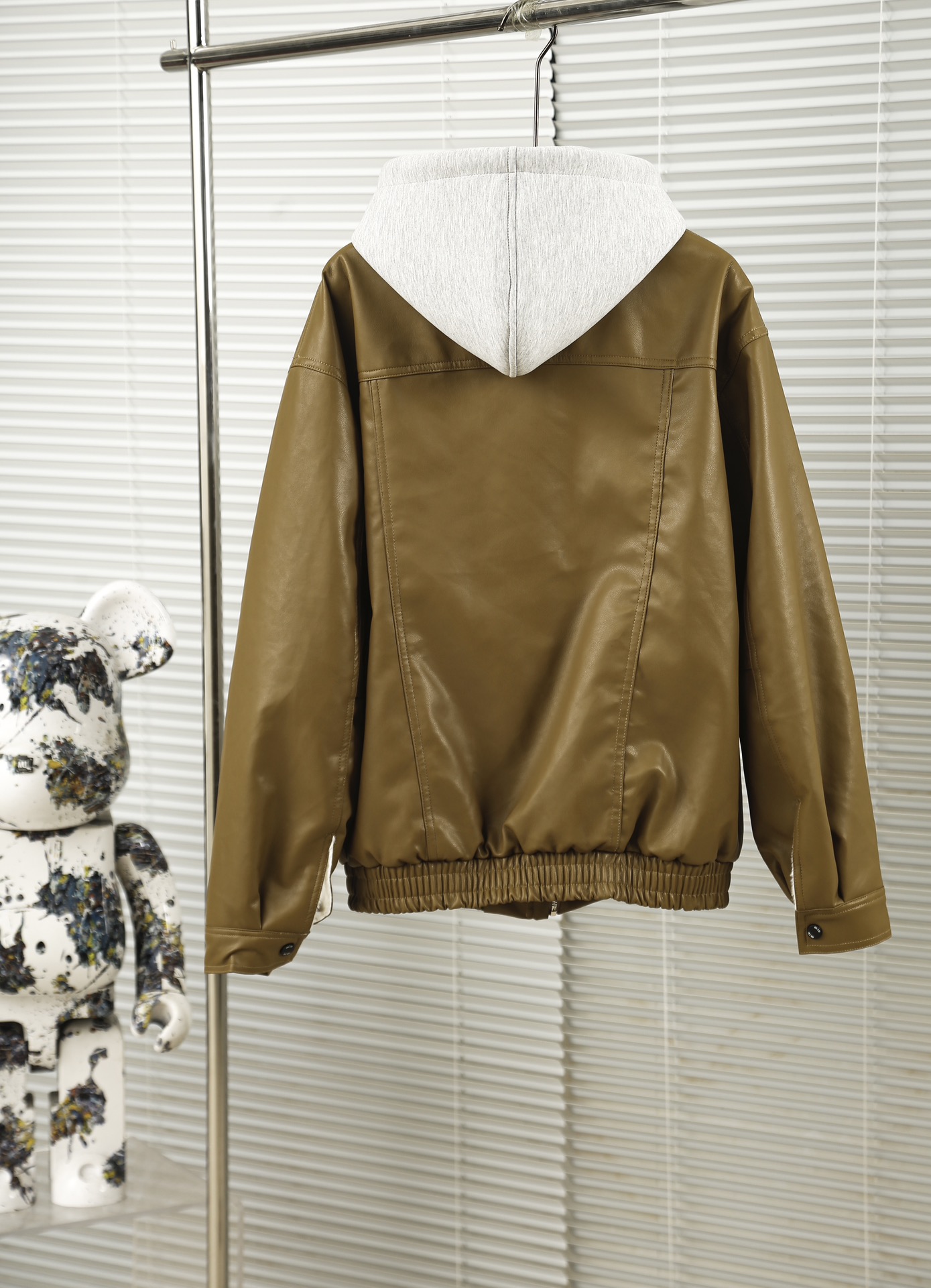 MJ Designer 24: Miu Fake Leather Jackets with Embroidery Logo and Rabbit Hair - 图片 2