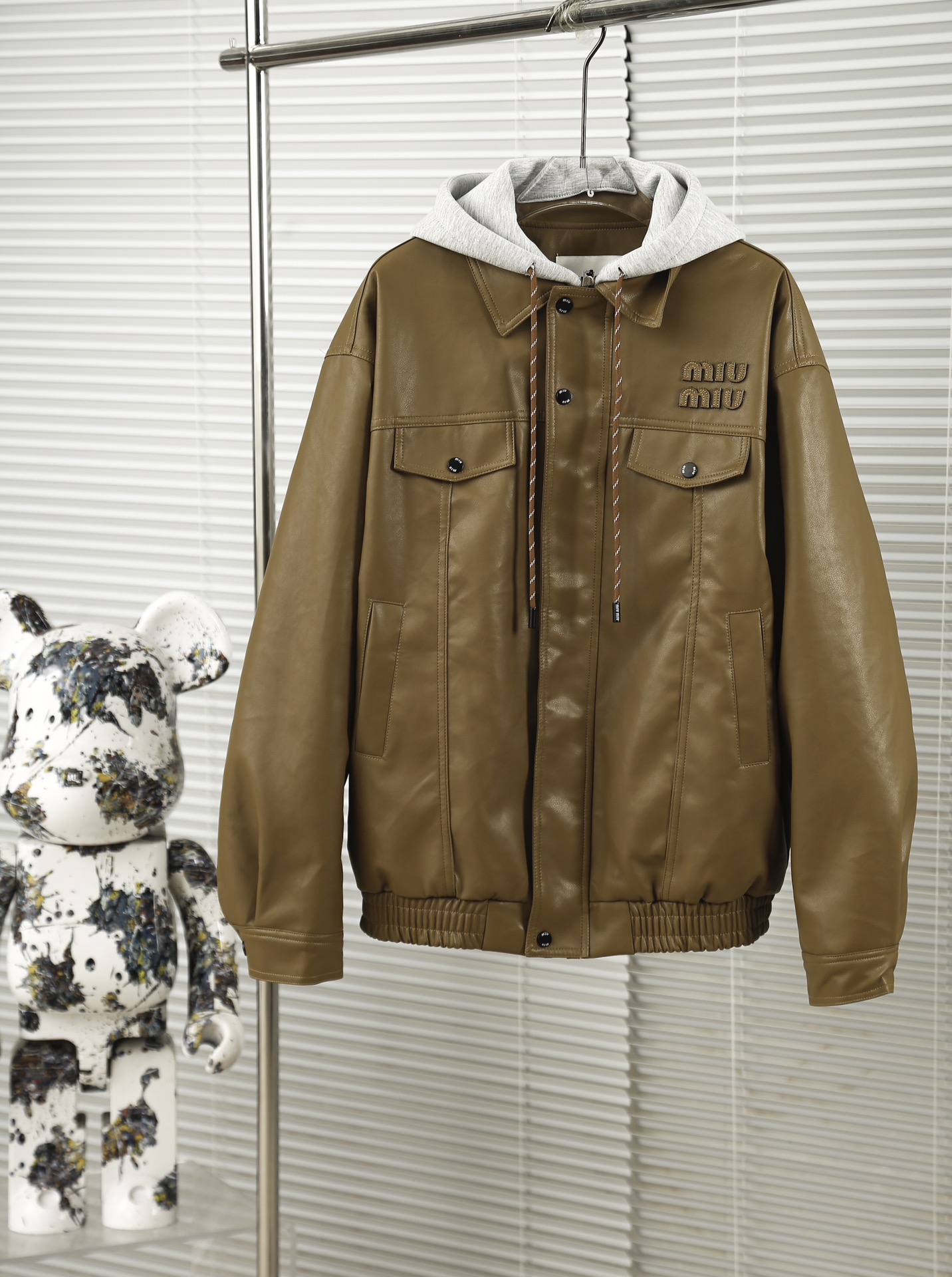 MJ Designer 24: Miu Fake Leather Jackets with Embroidery Logo and Rabbit Hair - 图片 1