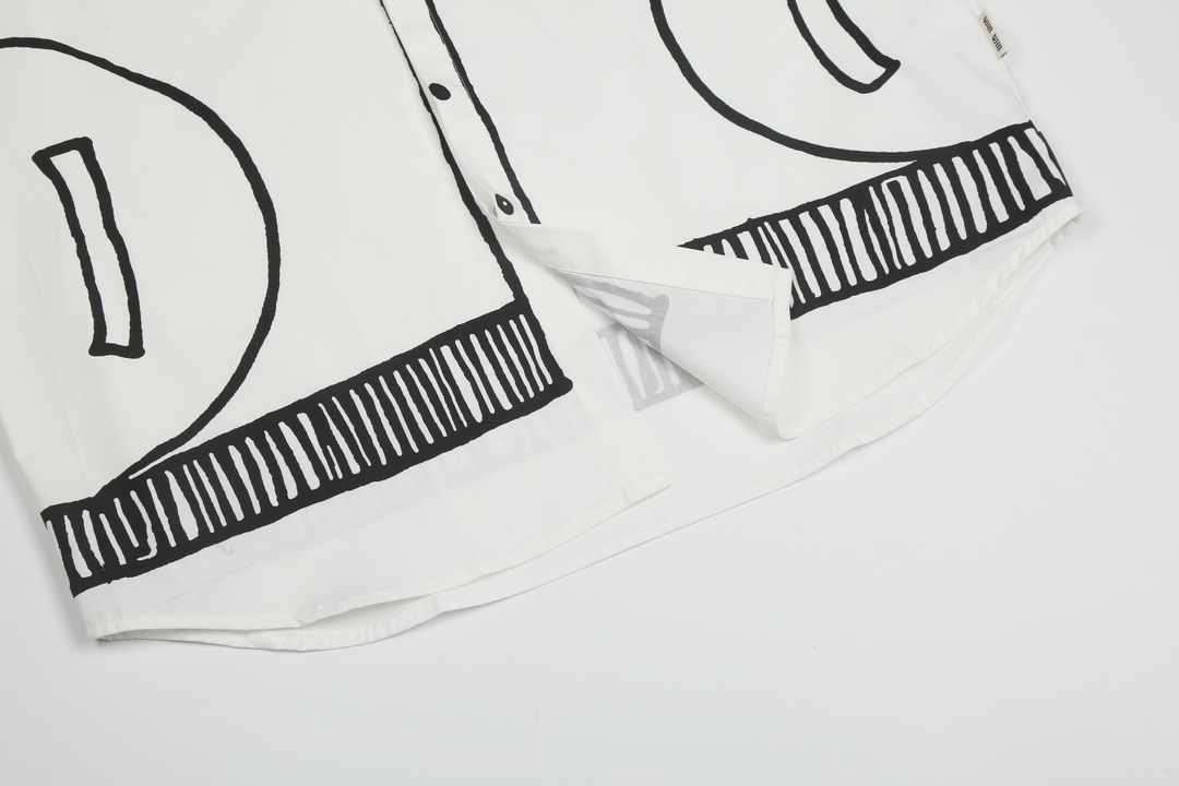 New Miu Miu Summer Collection: 25 Shirts, 50 Coats, Exclusive Custom Buttons - 图片 6