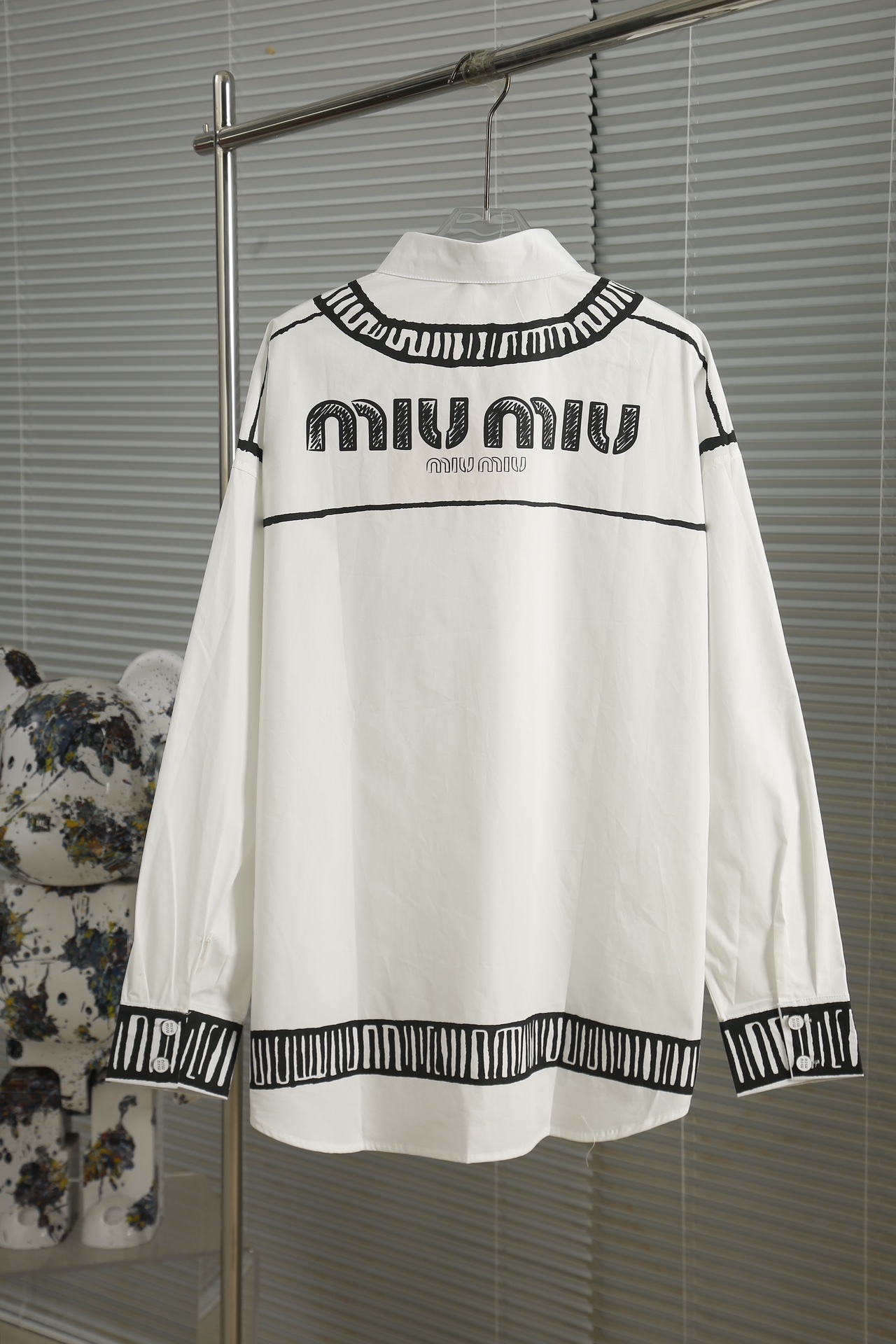 New Miu Miu Summer Collection: 25 Shirts, 50 Coats, Exclusive Custom Buttons - 图片 2