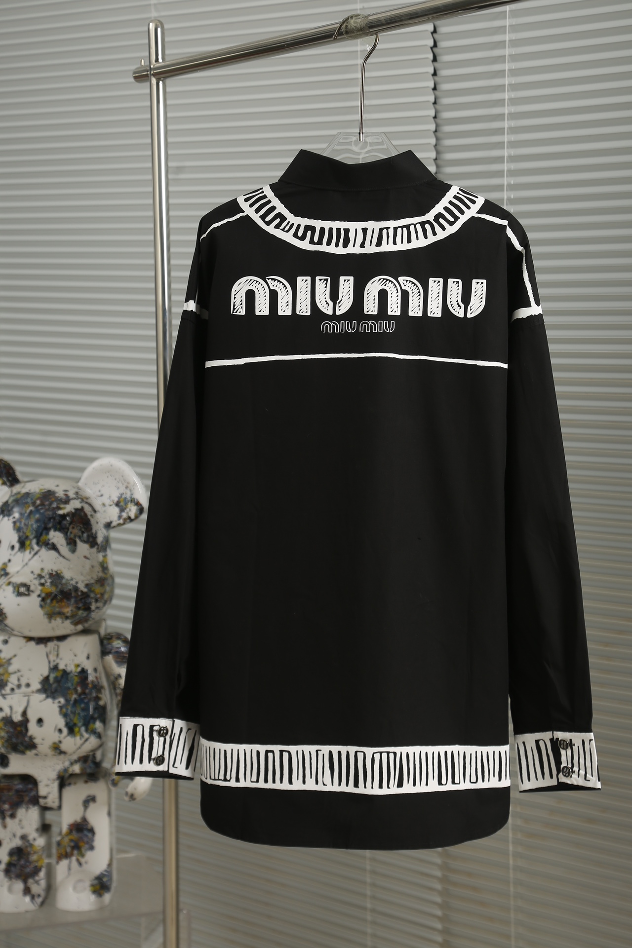 New Summer Collection: Miu Miu Designer Shirts, Silk Coats, and Custom Buttons - 图片 1