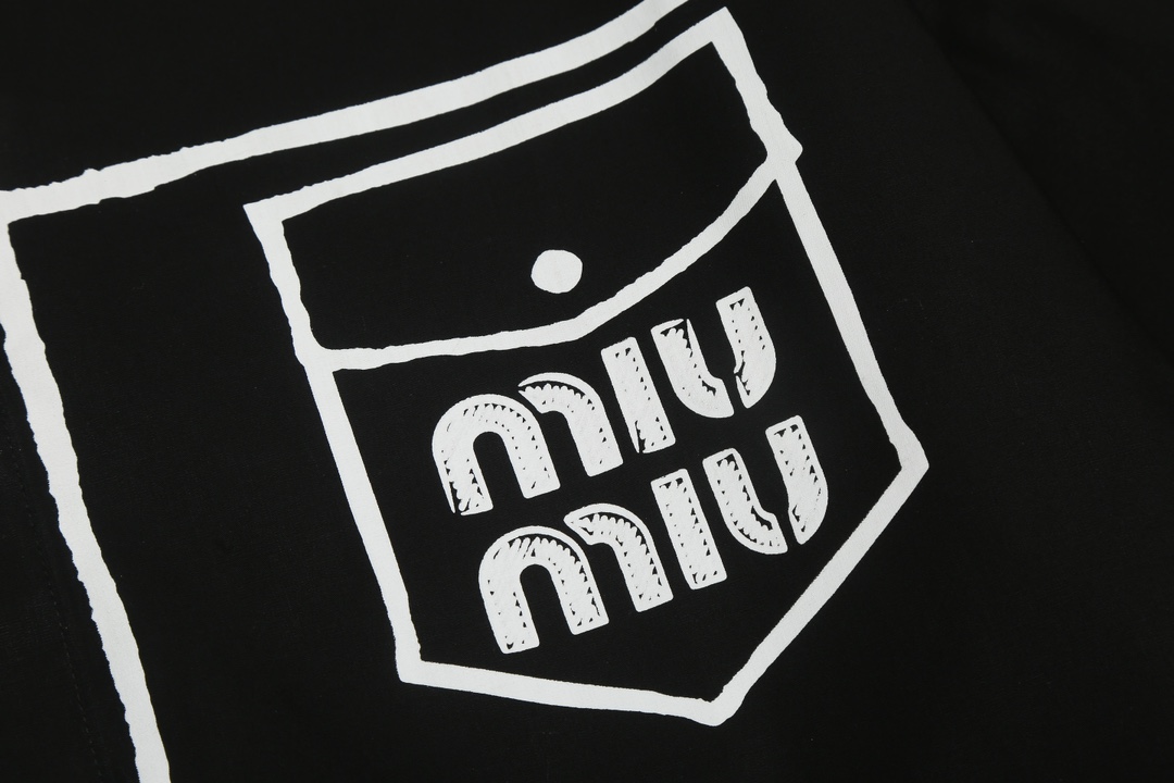 New Summer Collection: Miu Miu Designer Shirts, Silk Coats, and Custom Buttons - 图片 6