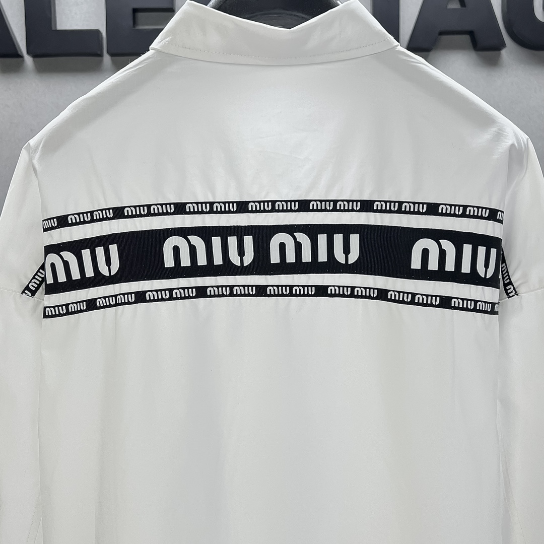 2025 MiuMiu Spring/Summer Collection: Silk Shirts with Tailored Hardware Logo - 图片 5