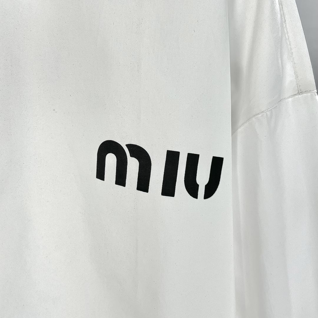 2025 MiuMiu Spring/Summer Collection: Silk Shirts with Tailored Hardware Logo - 图片 4