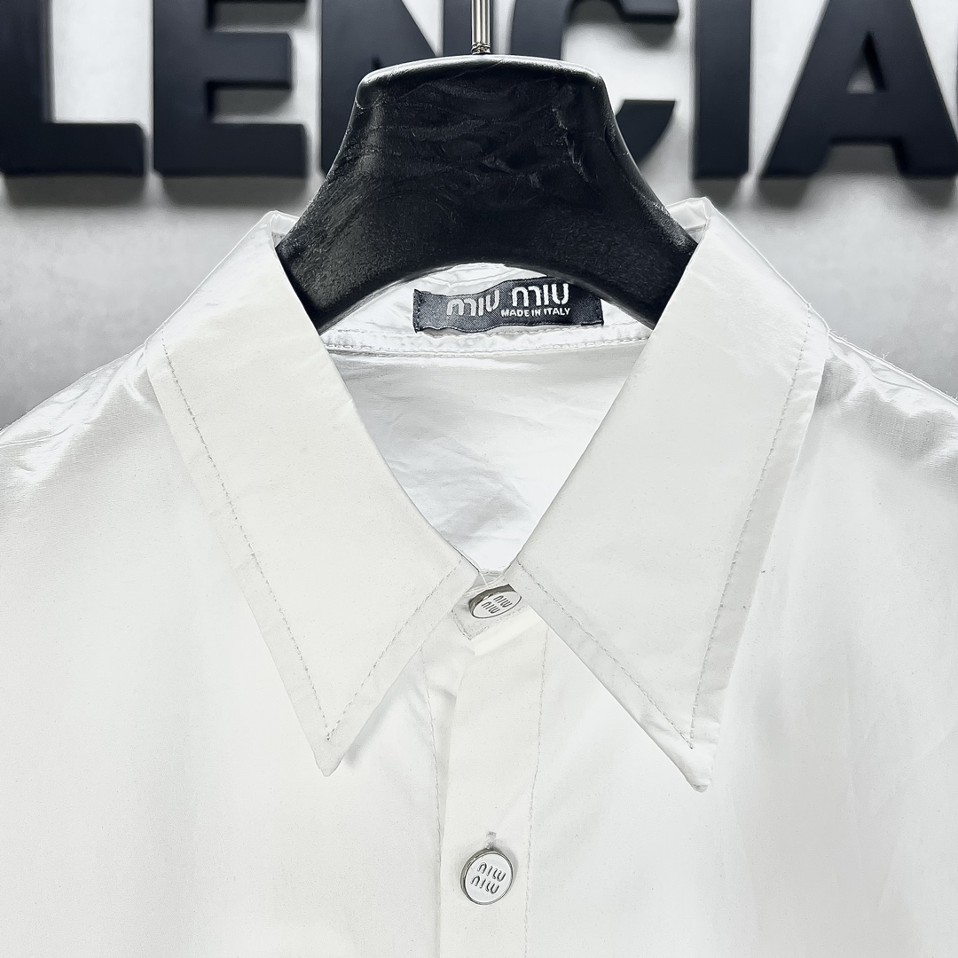 2025 MiuMiu Spring/Summer Collection: Silk Shirts with Tailored Hardware Logo - 图片 6