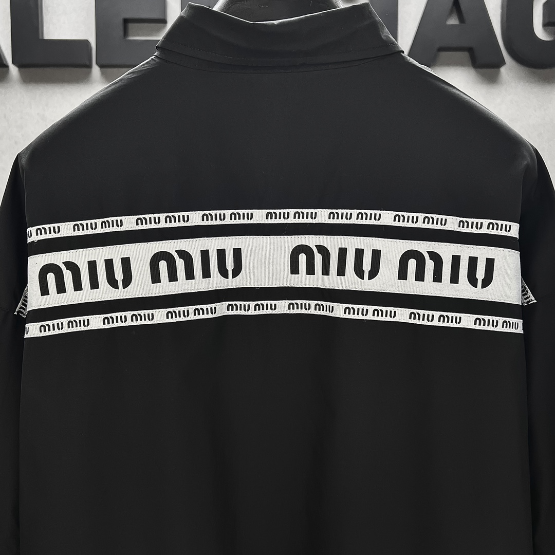 Fashion Alert: 2025 MiuMiu Spring/Summer Collection Features Silk Shirts with Tailored Hardware - 图片 3
