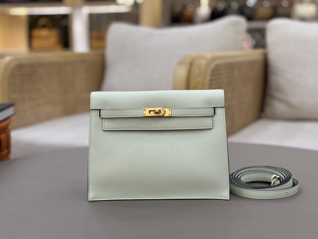 NO:700227,kelly danse. all handmade Ev leather dance bag 22cm bubble green gold buckle fully handmade advanced exclusive customization handmade nails, original leather, all steel hardware, Hermes, Hermes, Hermes,19860909kelly danse. all handmade Ev皮 跳舞包22cm 气泡绿金扣 全手工高级专属定制 纯手工手打钉,原厂皮,全钢五金,爱马仕,hermes,Hermes,,Bag