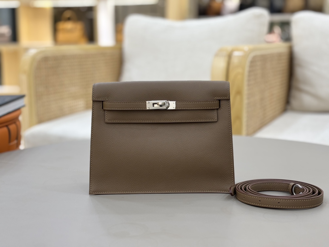 NO:700236,kelly danse. all handmade Ev leather dance bag 22cm Weimaraner silver buckle, fully handmade advanced exclusive customization, pure handmade nails, original leather, all steel hardware, Hermes, hermes, Hermes,19860909kelly danse. all handmade Ev皮 跳舞包22cm 威马犬银扣 全手工高级专属定制 纯手工手打钉,原厂皮,全钢五金,爱马仕,hermes,Hermes,,Bag