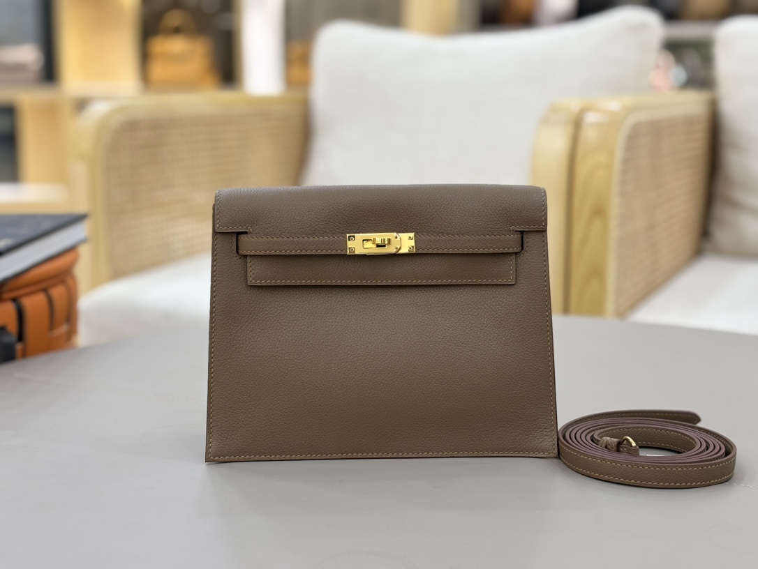 NO:700238,kelly danse. All handmade Ev leather dance bag 22cm Weimaraner gold buckle Fully handmade advanced exclusive customization Handmade nails, original leather, all steel hardware, Hermes, Hermes, Hermes,19860909kelly danse. all handmade Ev皮 跳舞包22cm 威马犬金扣 全手工高级专属定制 纯手工手打钉,原厂皮,全钢五金,爱马仕,hermes,Hermes,,Bag